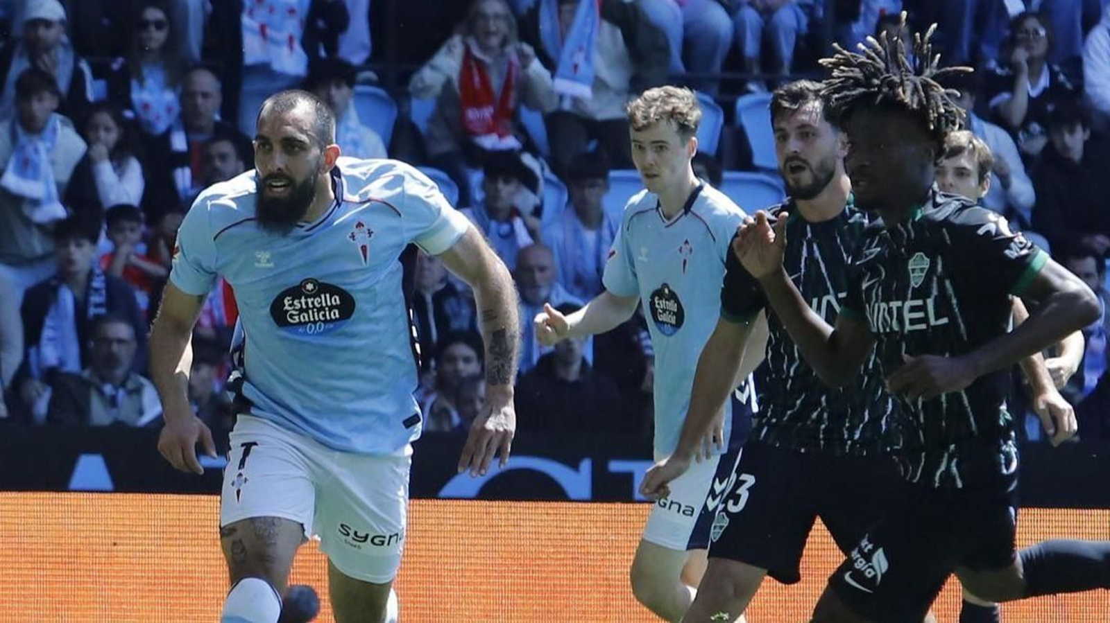 Borja Iglesias ve el balón entrando en portería tras el genial taconazo de Swedberg, al fondo.
