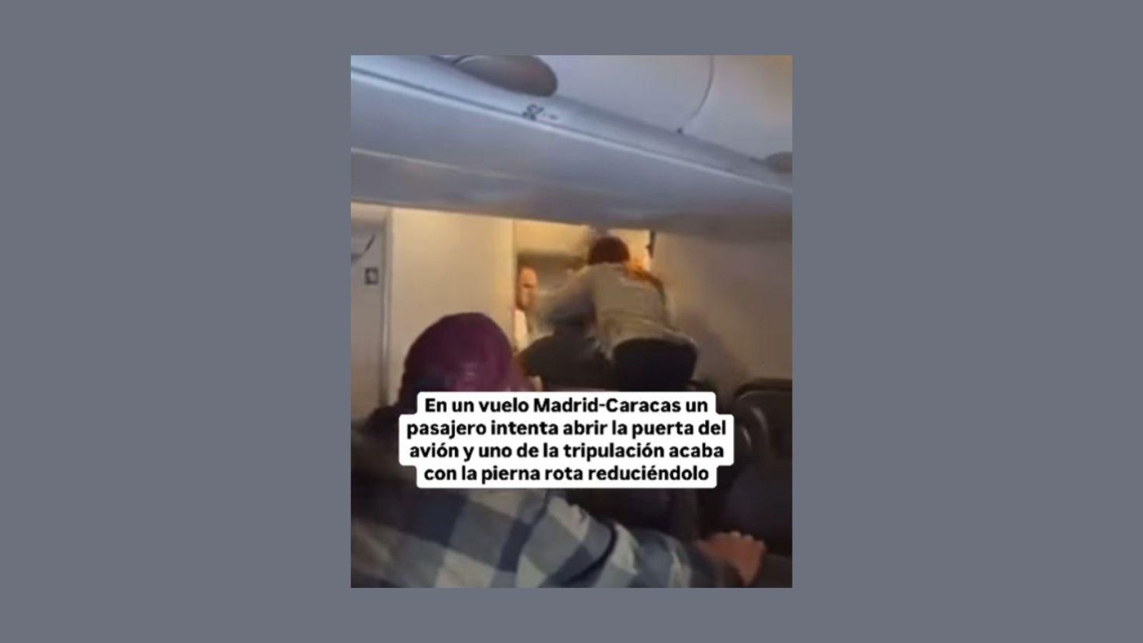 El pasaje intenta contener a un viajero con actitud agresiva