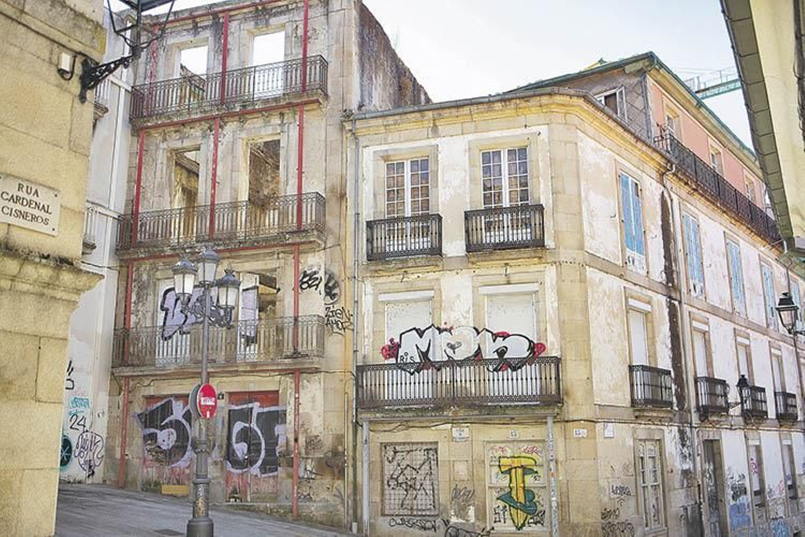 Edificios en ruinas en la calle Cardenal Cisneros.