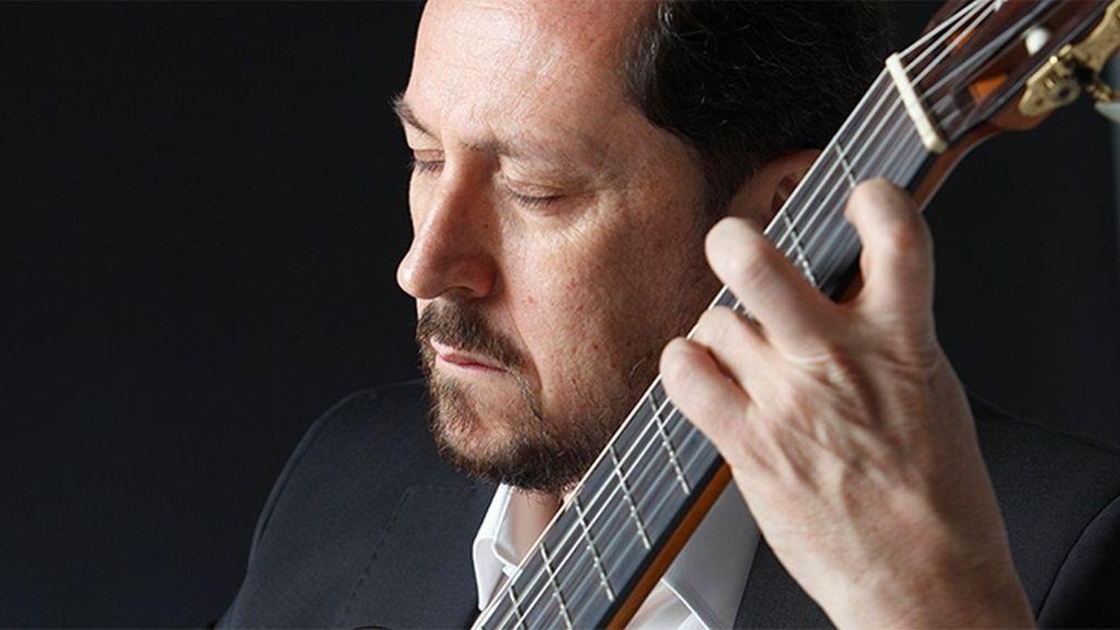 Concentrado en sacar los mejores acordes de su guitarra.