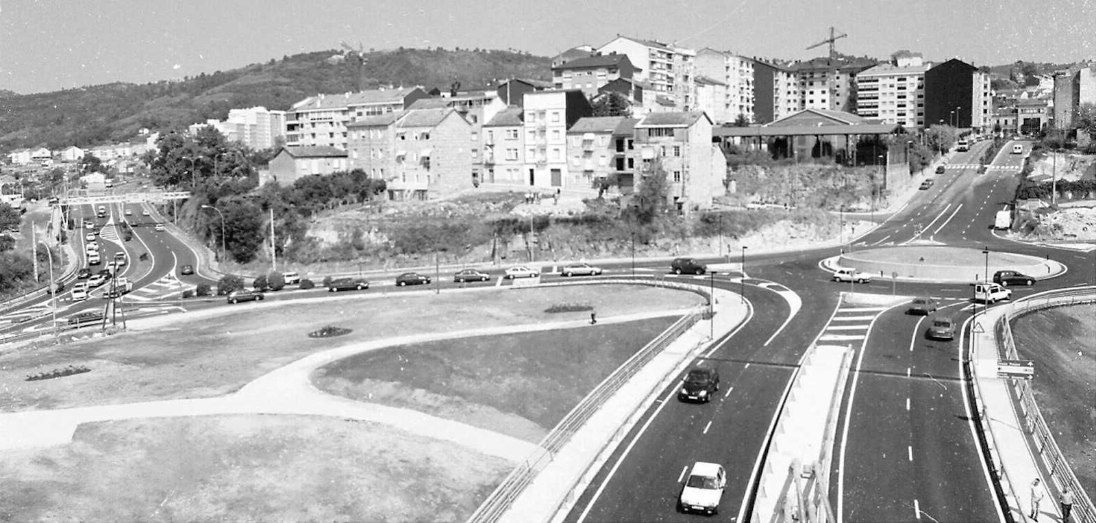 La construcción del emblemático Puente del Milenio hace 25 años cambiaba el skyline de Ourense, en fotos