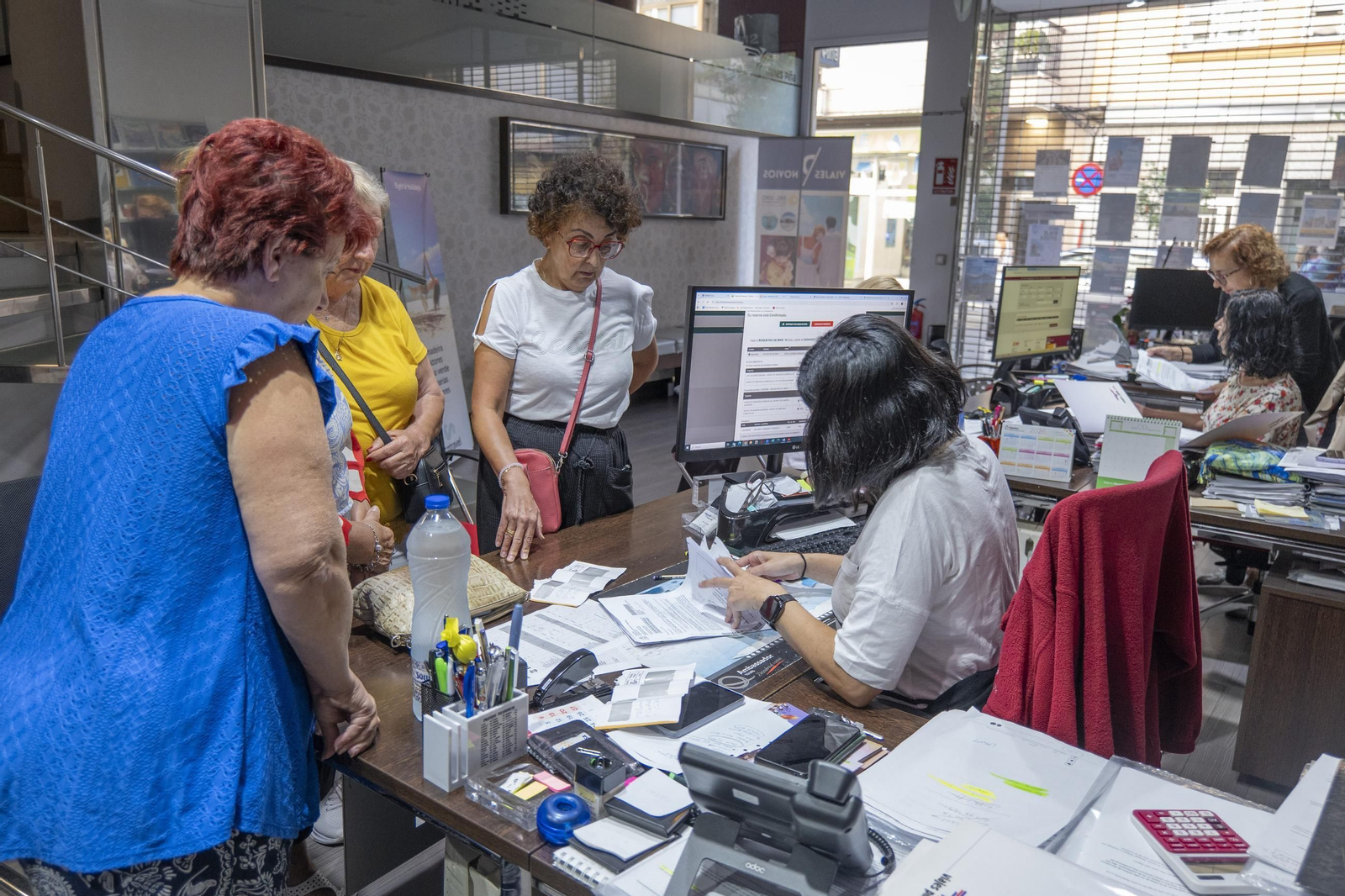 Galería | Colas, consultas y destinos: así arrancan los viajes del Imserso en Ourense