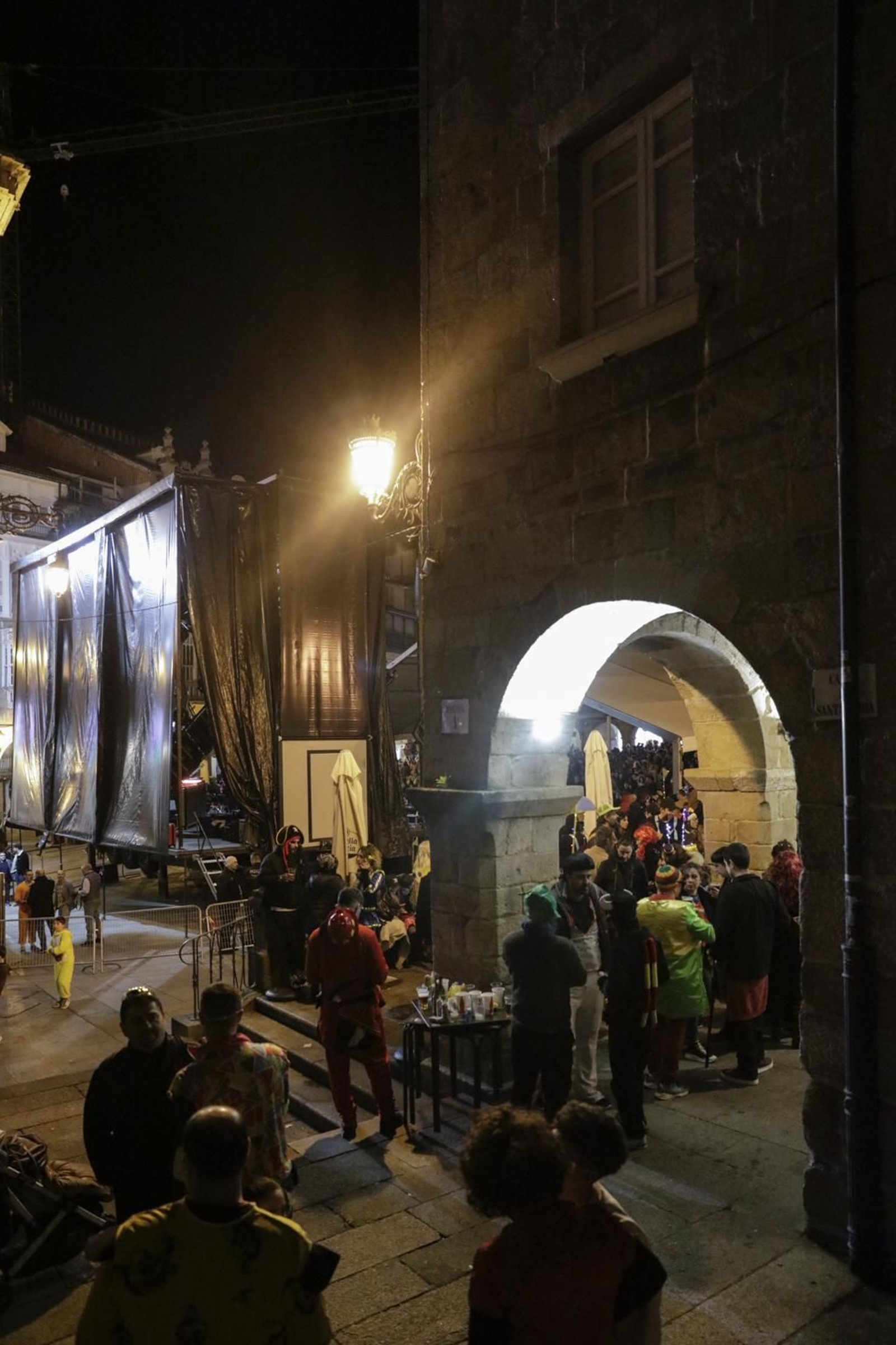 Galería | La ciudad respira Entroido en todas sus calles a la espera del desfile