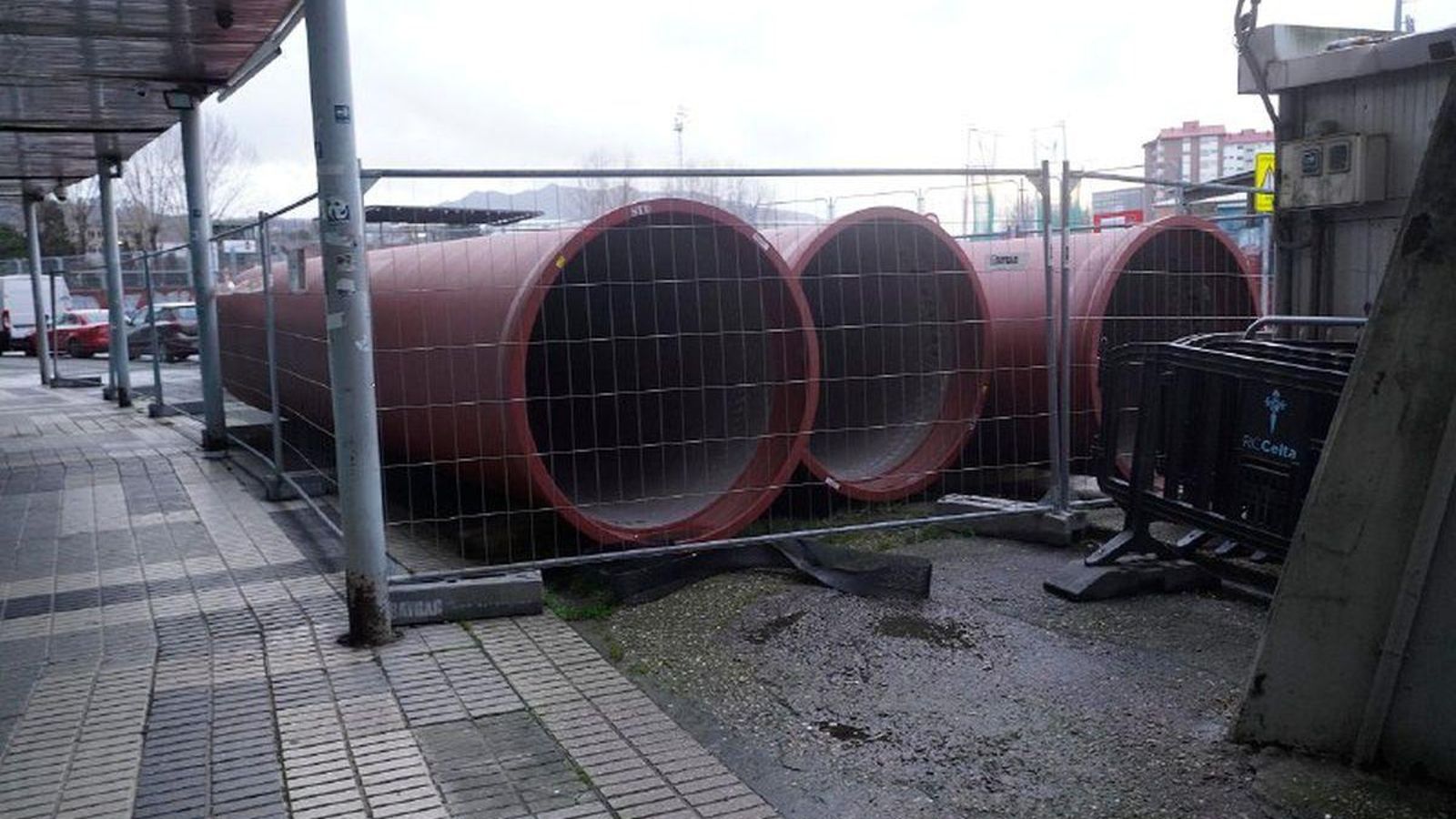 Las grandes tuberías de canalización del Lagares, en Balaídos.
