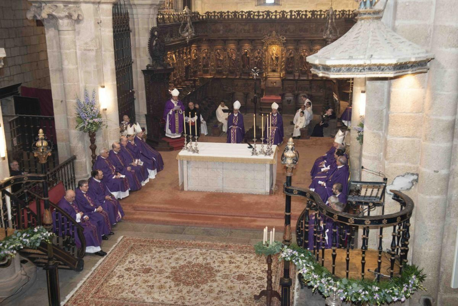 La eucaristía celebrada ayer en la Catedral de Tui, oficiada por ocho arzobispos y obispos gallegos y de Portugal y seis sacerdotes más de Galicia y Frómista.