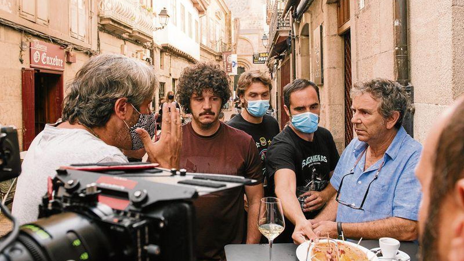 Brindis del equipo con Ribeiro en el estreno. (Foto: Tamara de la Fuente).