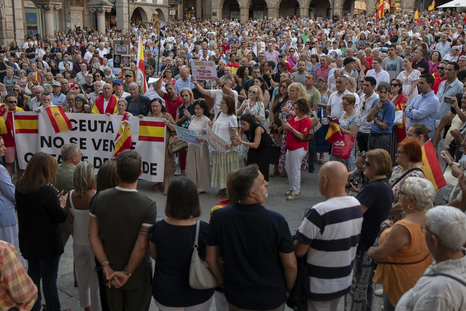 Vecinos y representantes políticos concentrados en la Praza Maior de Ourense frente al Concello durante la jornada de apoyo a Ceuta.