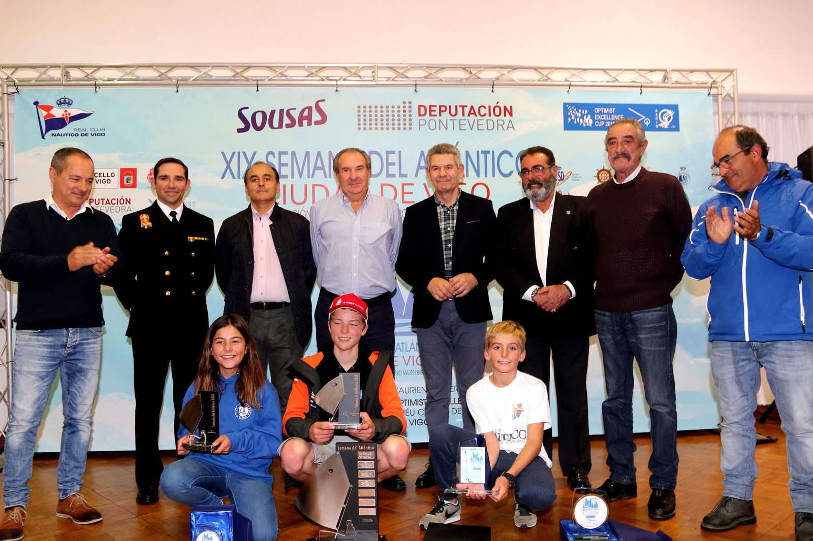 Foto de familia de los vencedores de la Semana del Atlántico, la lusa Martins  de la División C y el belga Borghijs de la División A-B, y el ganador del Meeting Cidade de Vigo, Ayarza (abajo).
