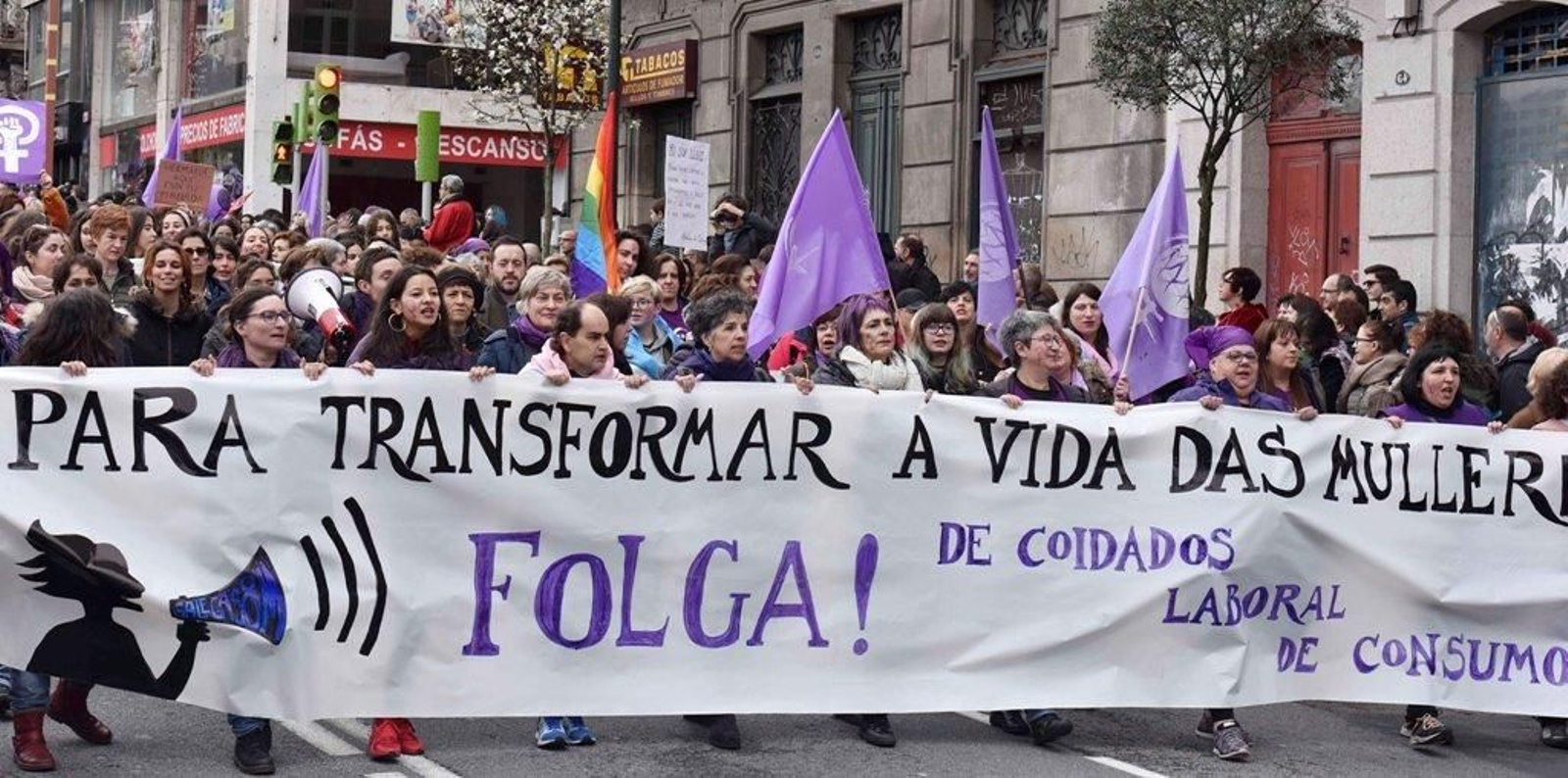 La marcha feminista recorre las calles de Vigo 18