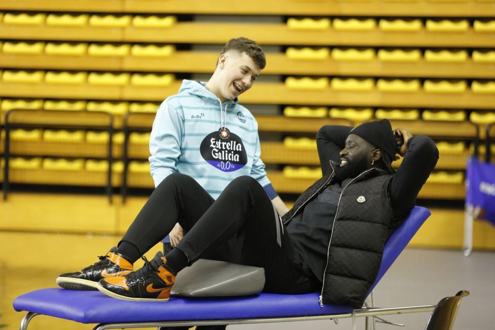 Karamo Jawara conversa con el fisio Sergio Domarco en el partido ante el Fuenlabrada del pasado sábado.