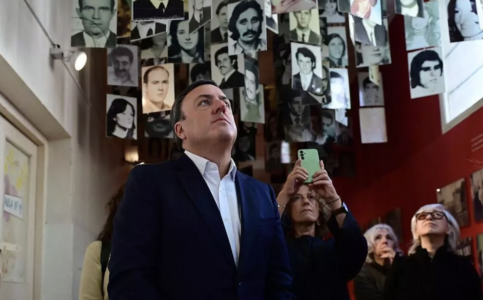 Valentín Formoso durante su visita a un centro de emigrantes