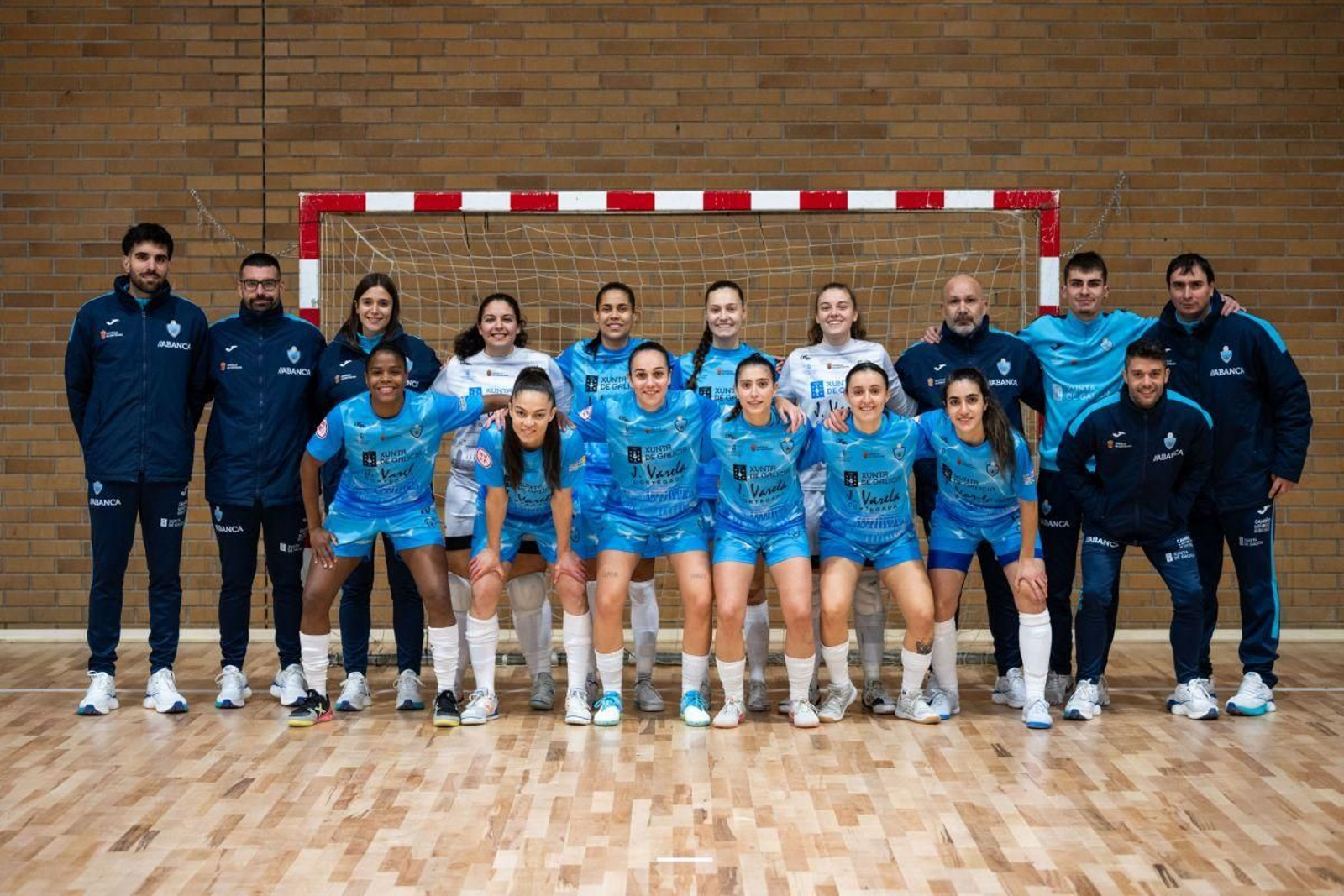 Las integrantes del Estrela Cortegada Futsal, el sábado en el polideportivo Marta Míguez antes del duelo que les llevó al liderato de la categoría.