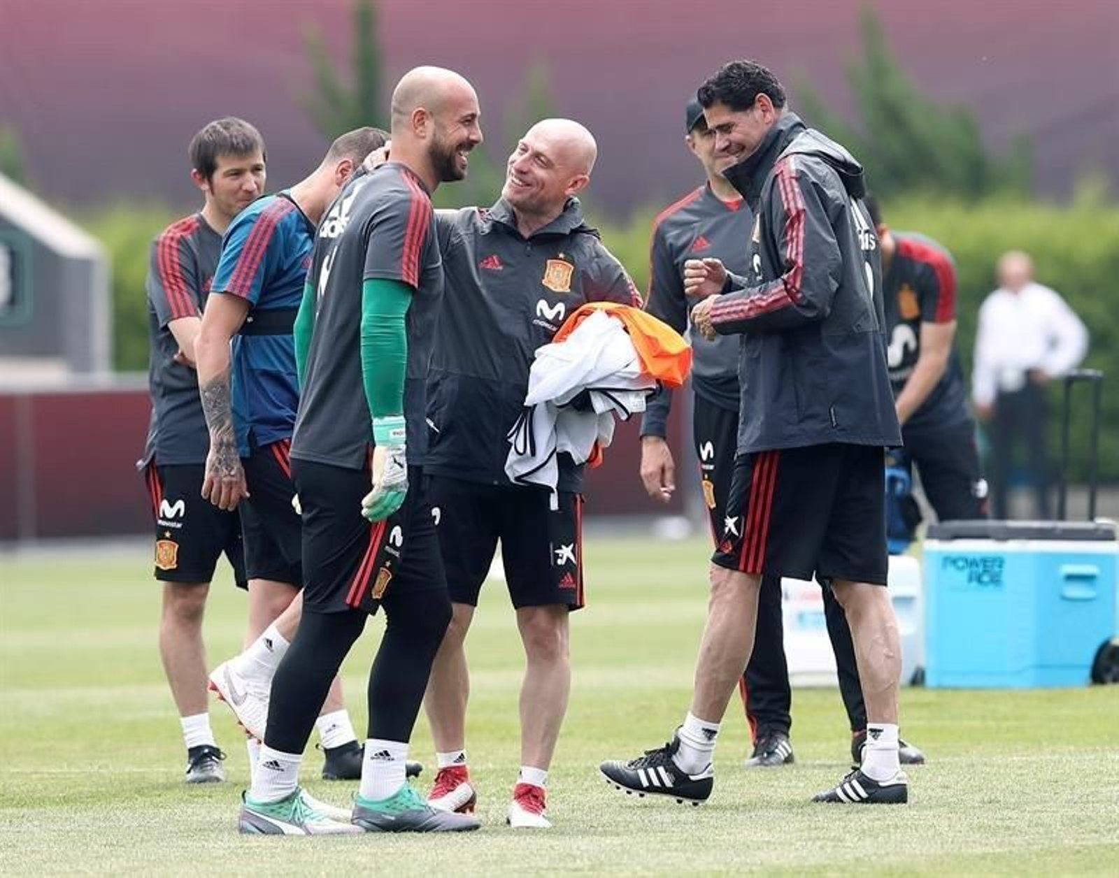 El seleccionador de España, Fernando Hierro, (dch), conversa con el portero Pepe Reina