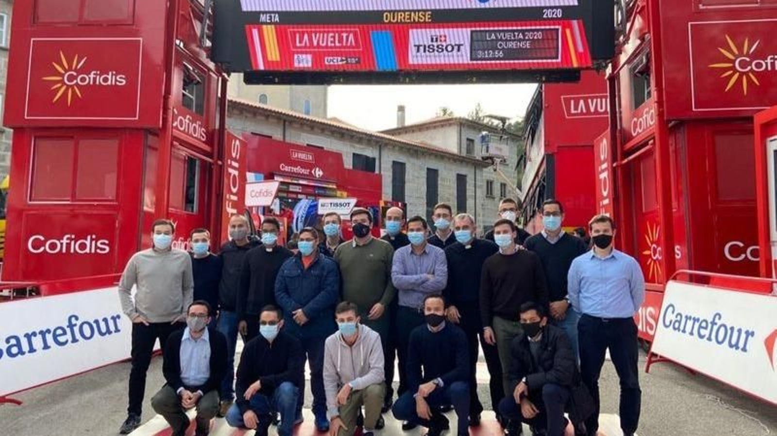 Foto de familia de la comunidad del Seminario Mayor, en la meta de La Vuelta.