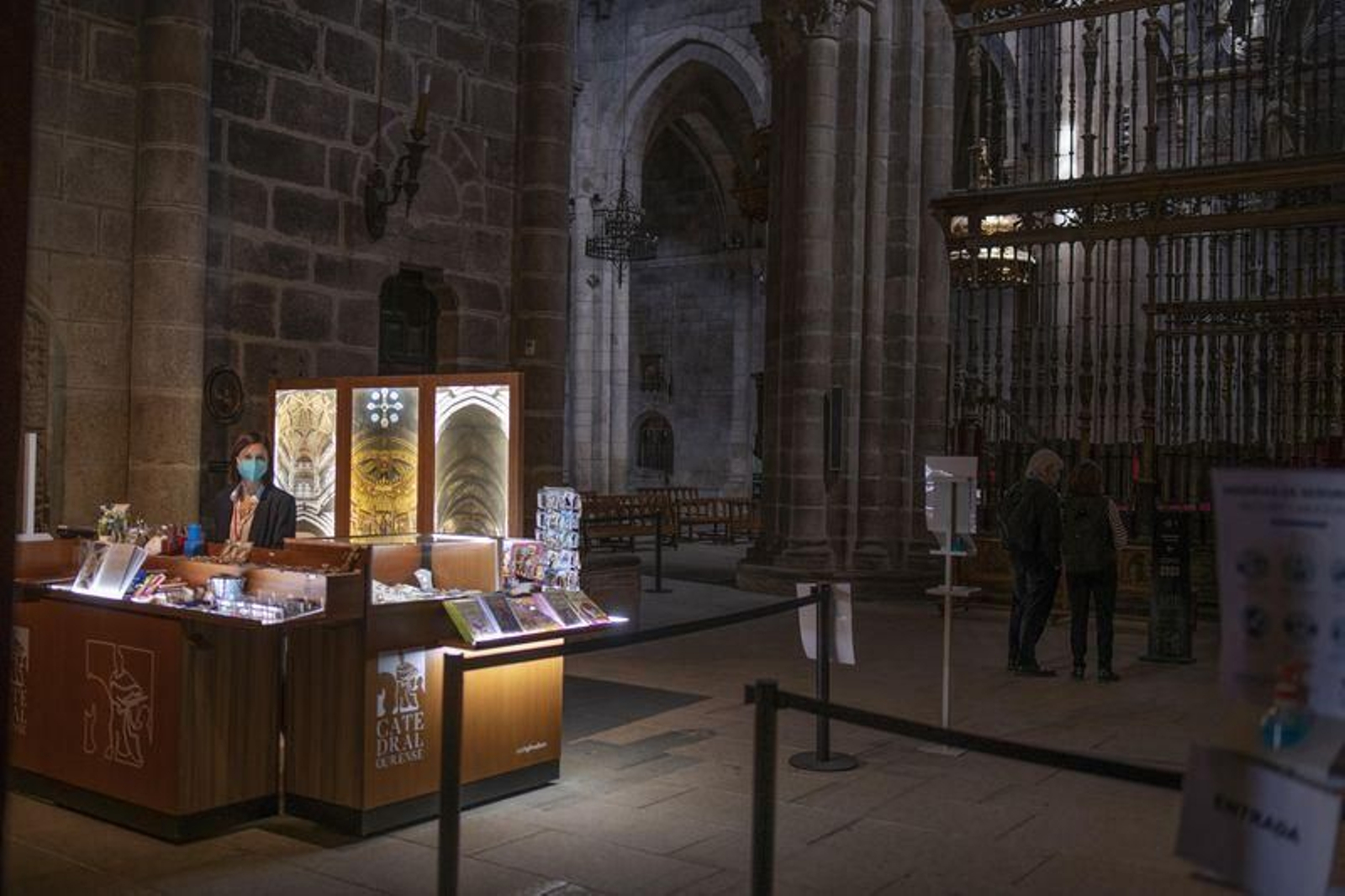 Primeros turistas en la Catedral // FOTO: XESÚS FARIÑAS