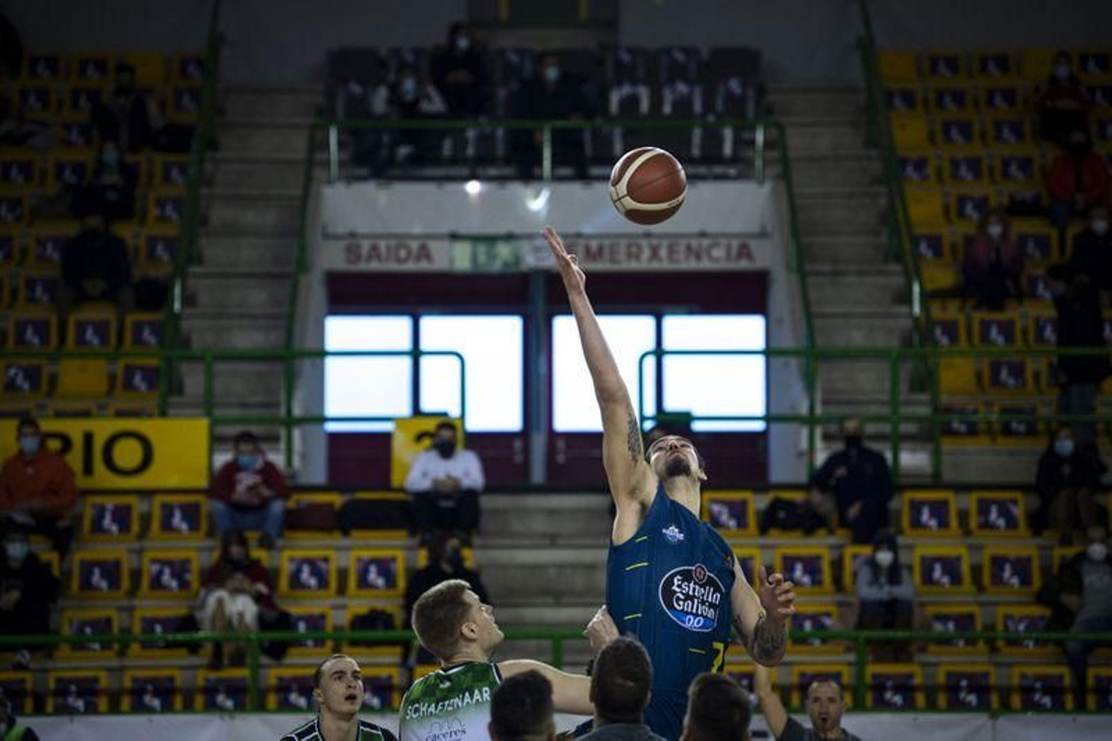 Partido en el Pazo entre el COB y el Cáceres // FOTO: ÓSCAR PINAL