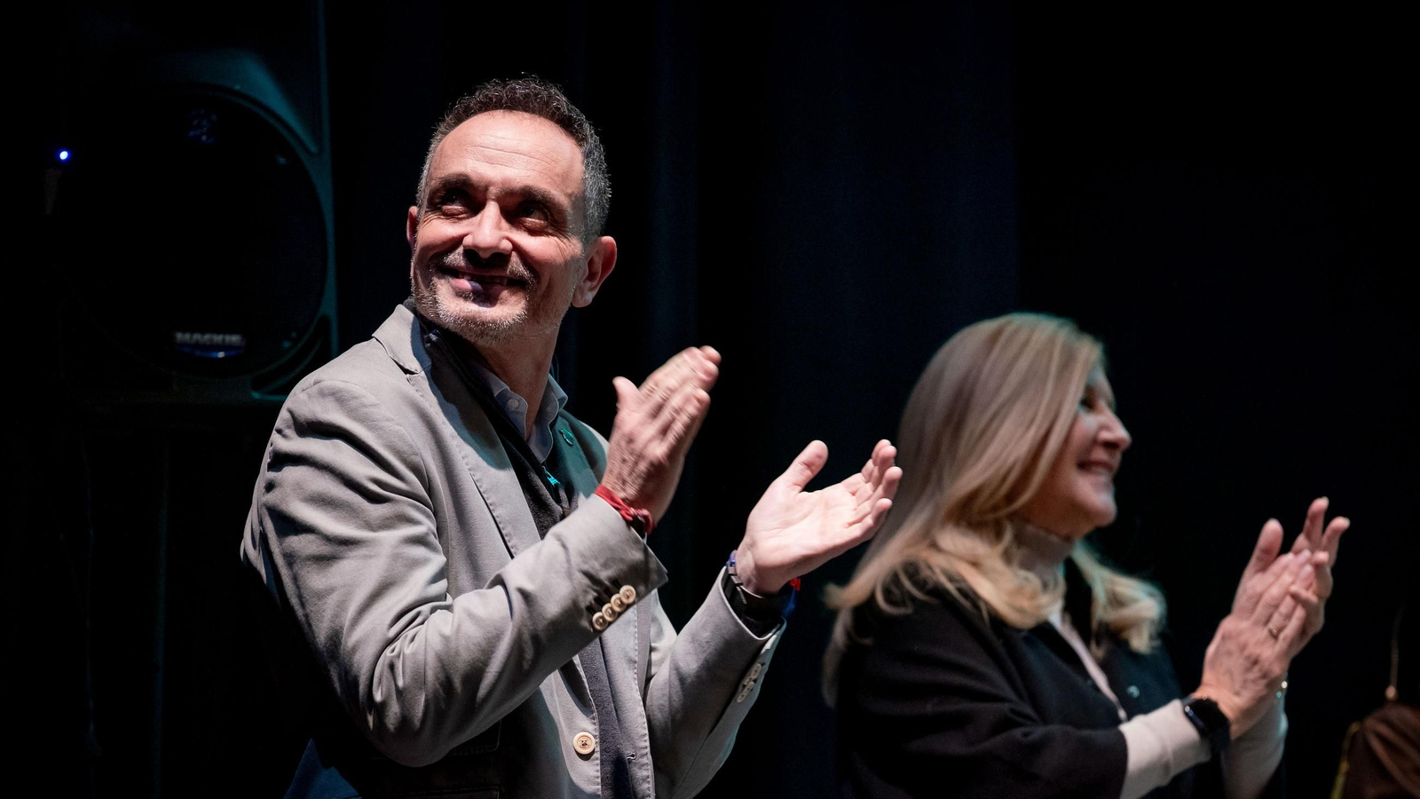El alcalde de Móstoles, Manuel Bautista, durante la vigésimo séptima edición del concurso de agrupaciones carnavalescas, en el Centro Cultural Villa de Móstoles, a 7 de febrero de 2026
