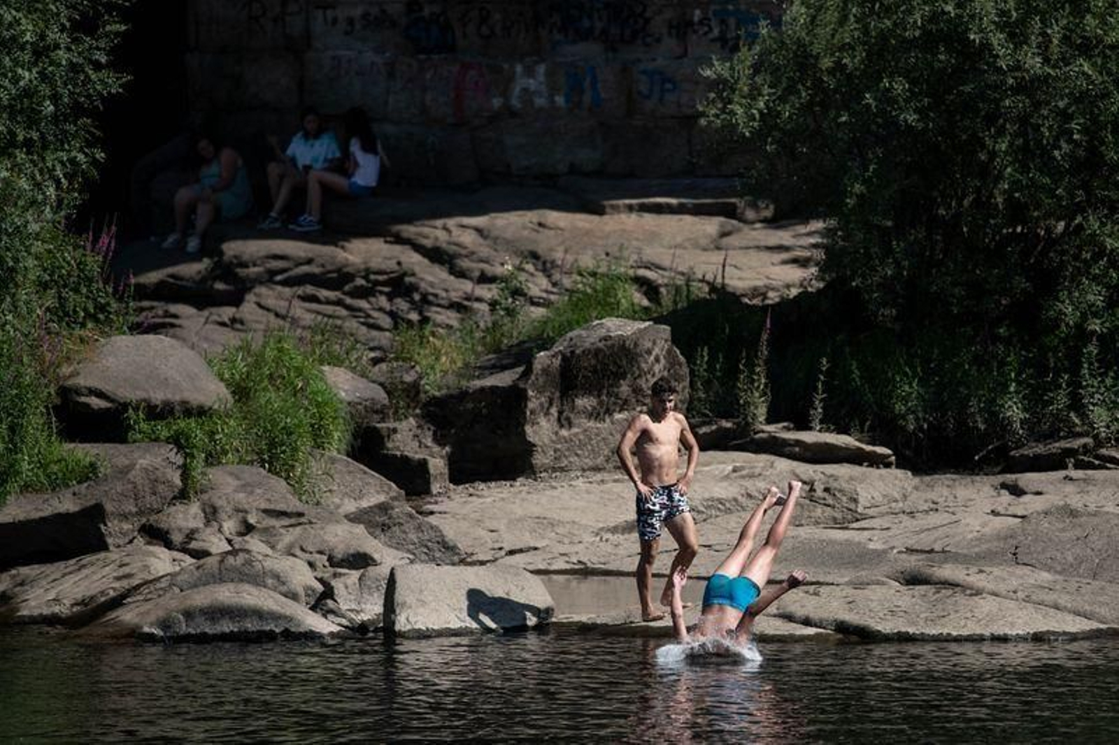 Los más jóvenes se dieron un chapuzón en el Miño (ÓSCAR PINAL)