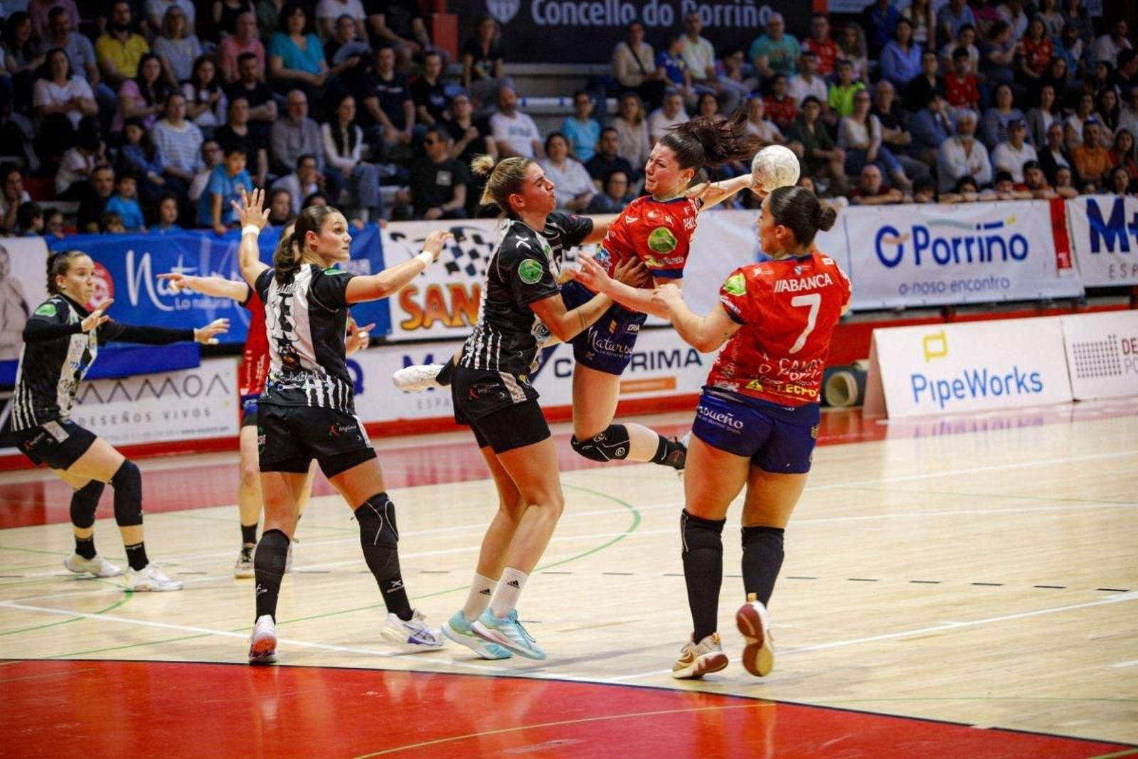 Caro Bono se levanta para tratar de sacar el lanzamiento en el partido de ayer ante el Málaga.