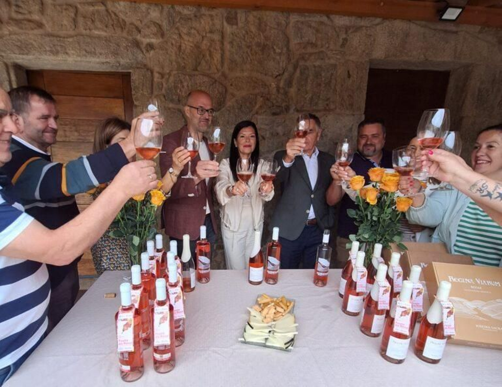 La alcaldesa ‘brinda’ por  la Rosa de Mos y los vinos rosados gallegos.