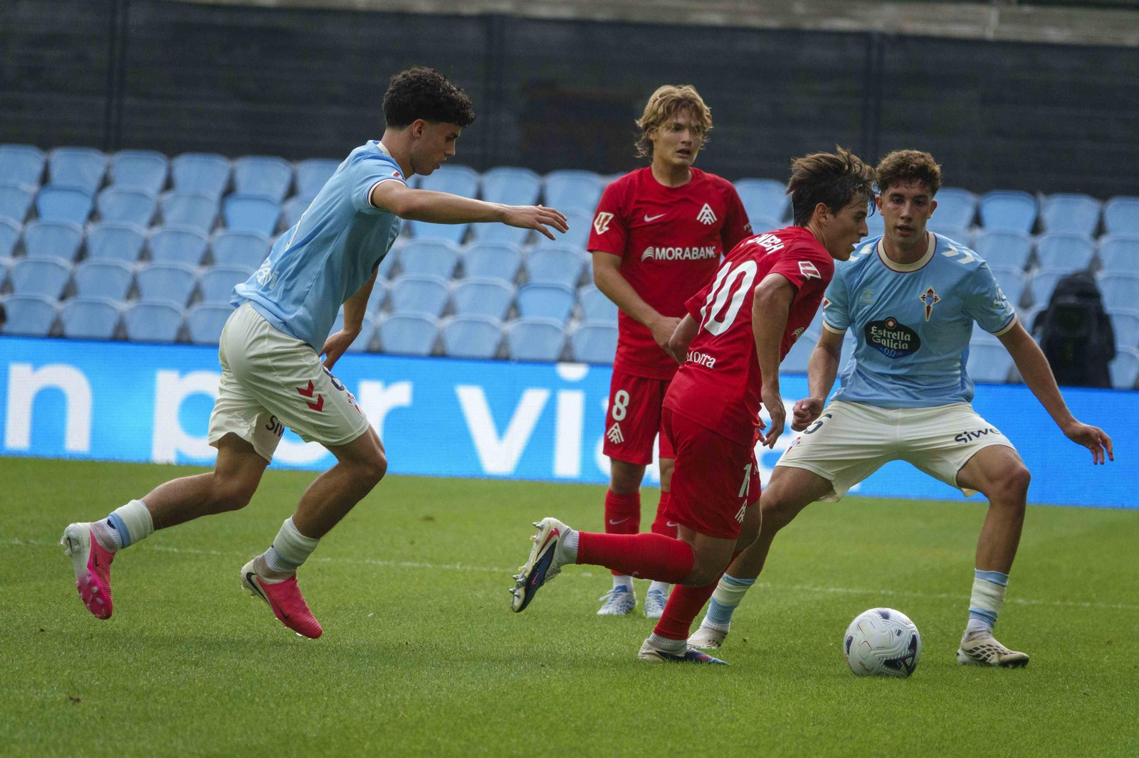 Galería | El Celta Fortuna se estrena como local en Segunda División