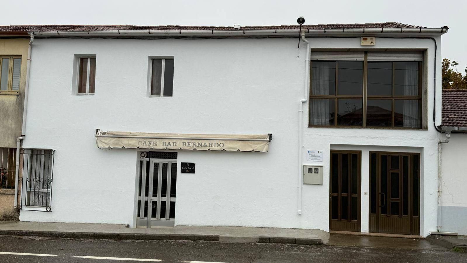 El edificio renovado ofrece abajo un local para los vecinos, mientras que arriba se sitúa el nuevo piso de alquiler social.