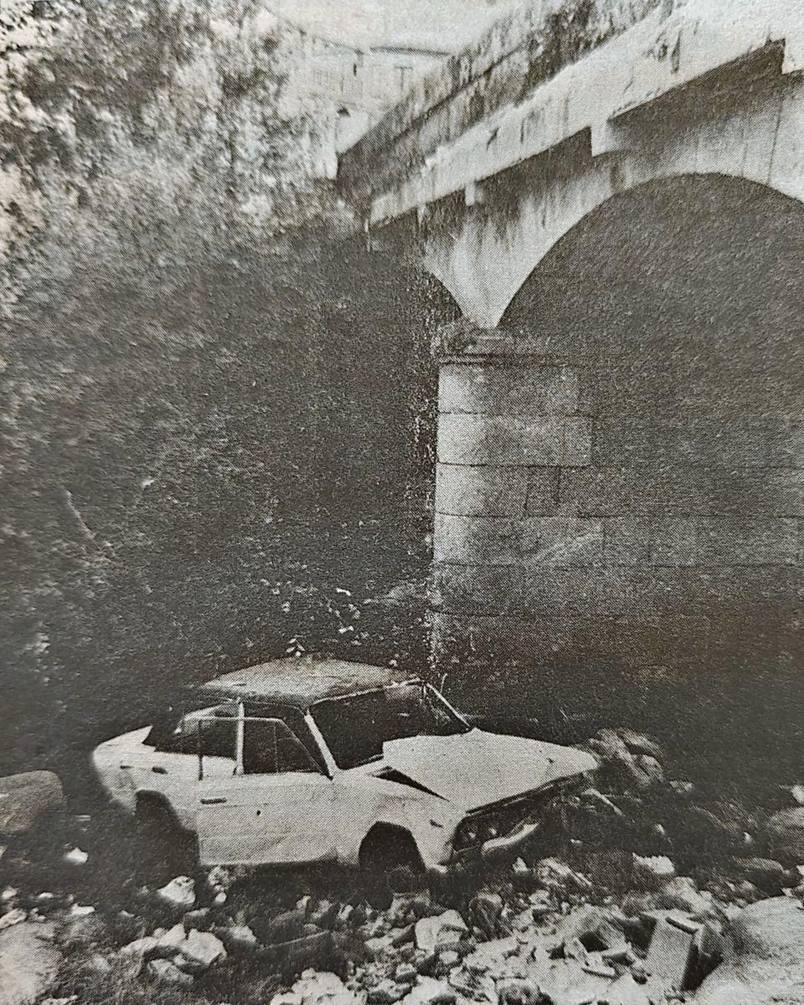 El coche caído en el río Loña.