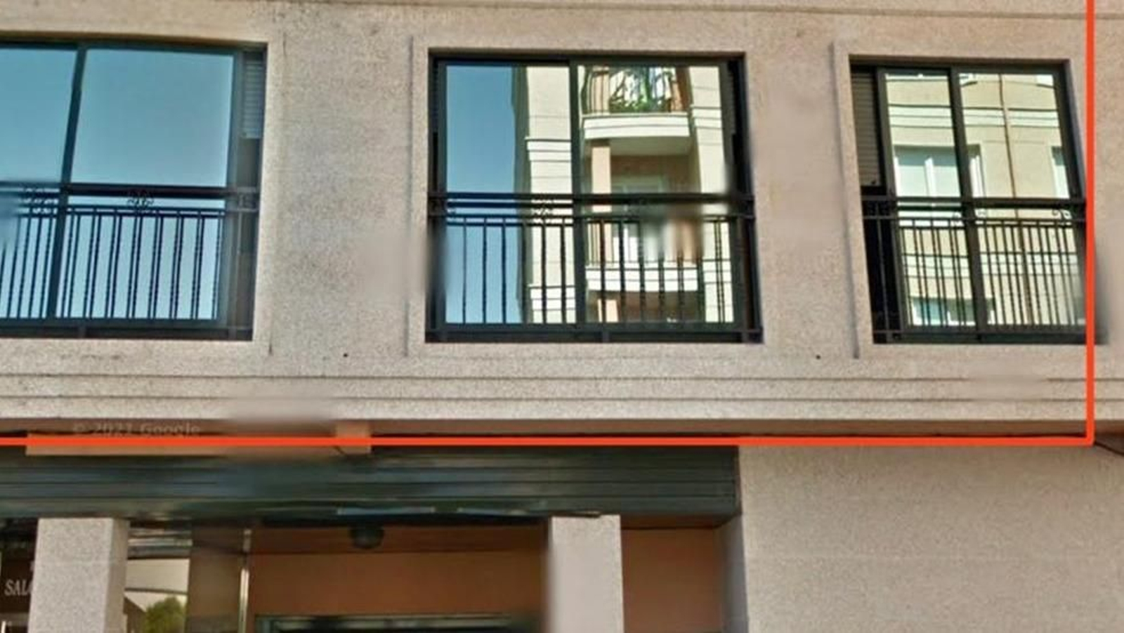 Los tres ventanales en la fachada principal del piso okupado de María, en la calle Lamazanes de Ponteareas.