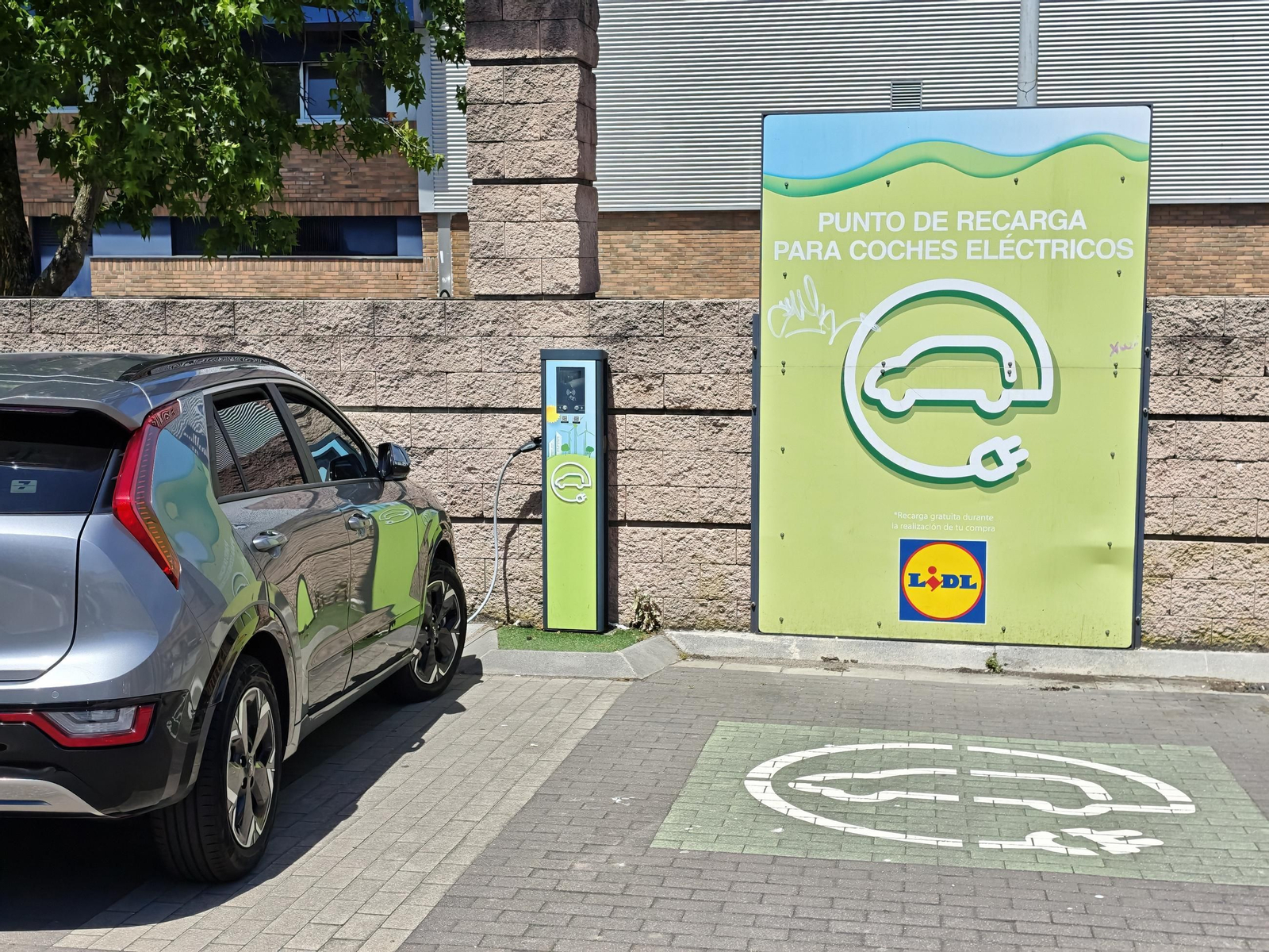 Una electrolinera en Vigo en plena recarga de un automóvil.