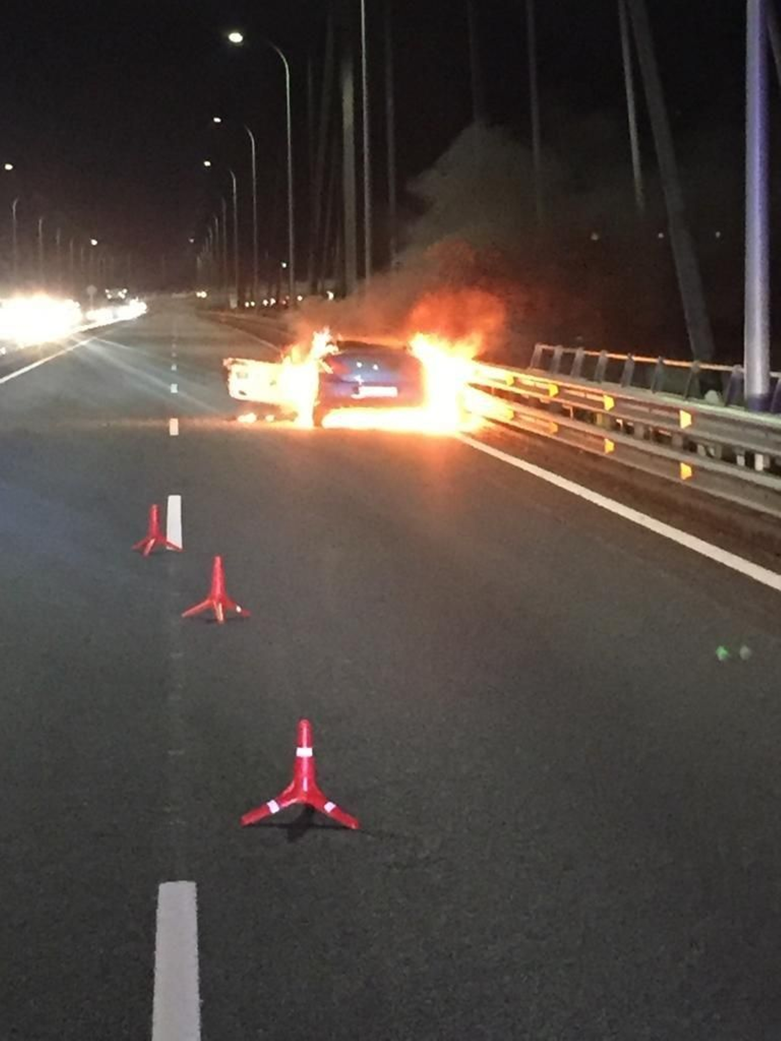 Arde un coche en el medio del puente de Rande // Alberte
