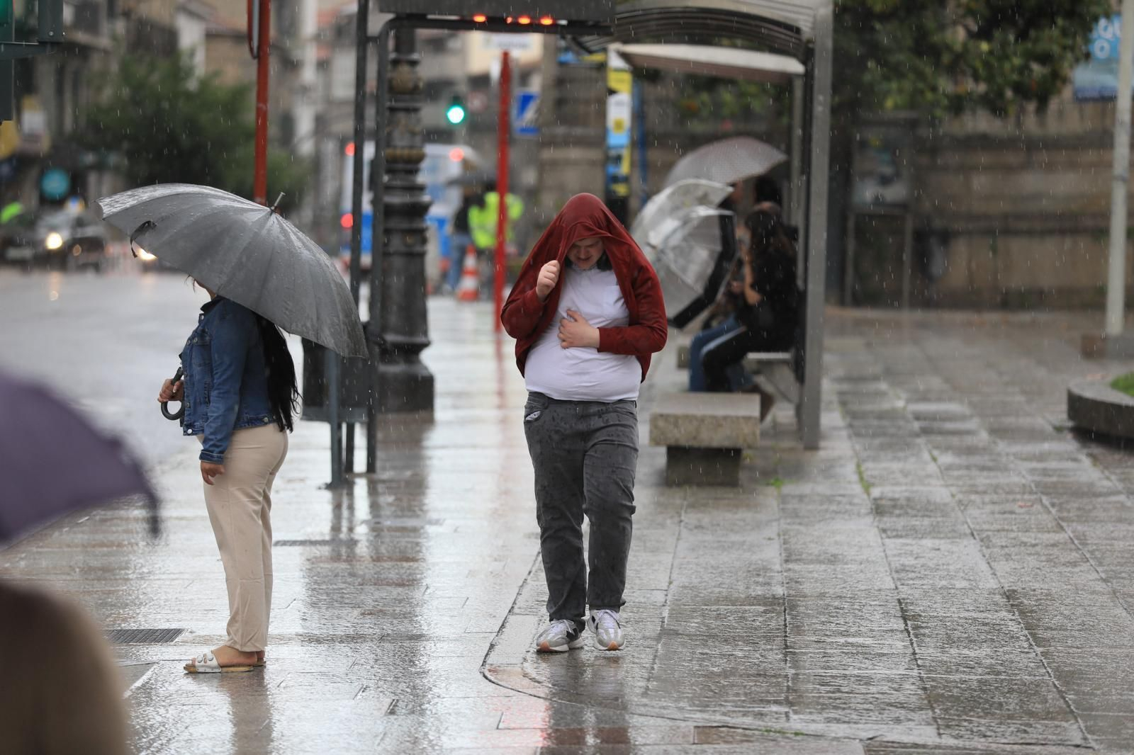 Galería | Ourense saca los paraguas en otra tarde de tormenta y agua