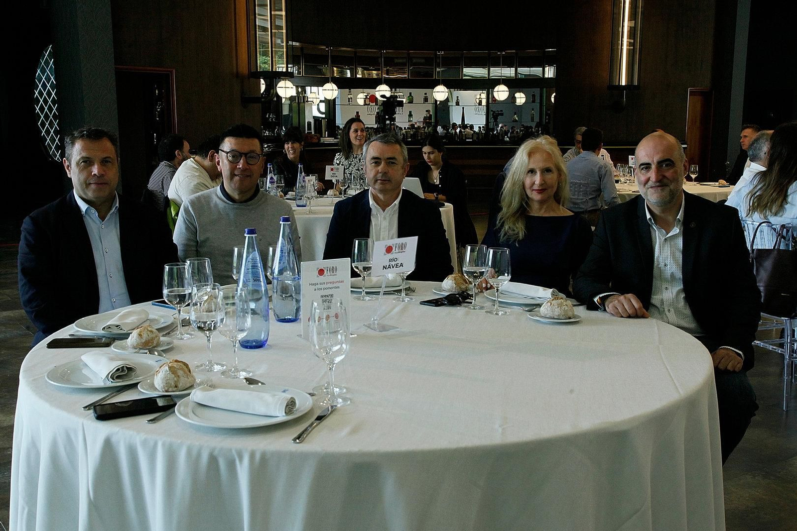 MESA RÍO NAVEA. Francisco Vila, del departamento Comercial de La Región; Gino Roncal, jefe de Publicidad de Atlántico; José Manuel López Canal, gerente de la Fundación Dorzán; Marta de la Fuente, coordinadora de la Universidad Nacional de Educación a Distancia (UNED) en Lugo, y José Luis Ferro, diputado autonómico del PP.