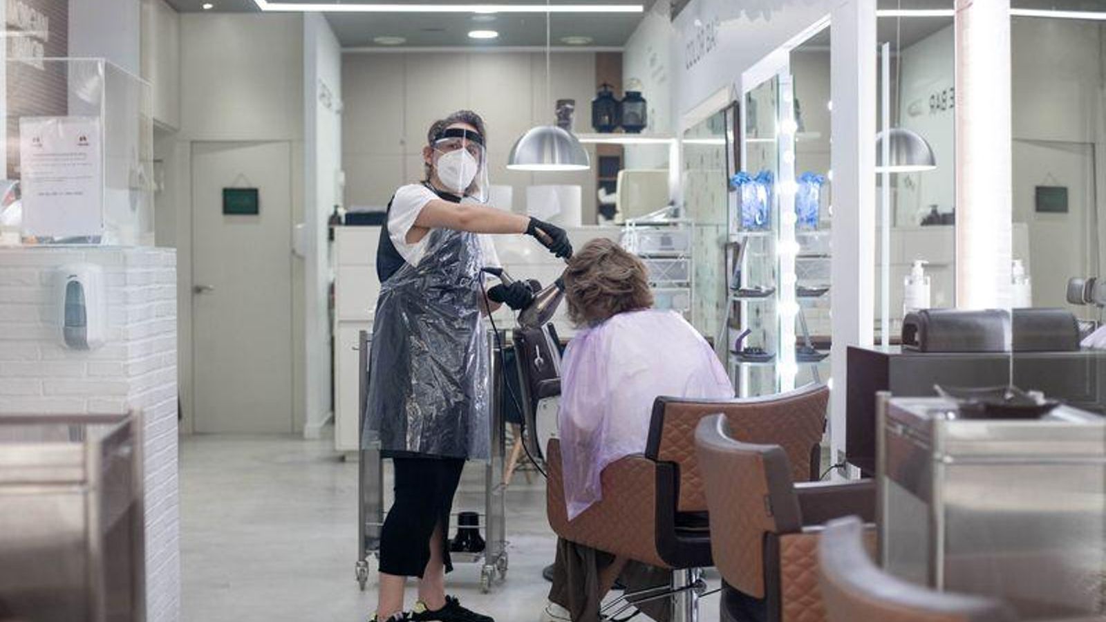 OURENSE (CENTRO DE BELLEZA LAS MARÍAS). 04/05/2020. OURENSE. Arranca la fase cero con la apertura de varios negocios, entre los que se incluyen ferreterías, peluquerías, talleres de arreglos, librerías o clínicas. FOTO: ÓSCAR PINALPaz, xerente.