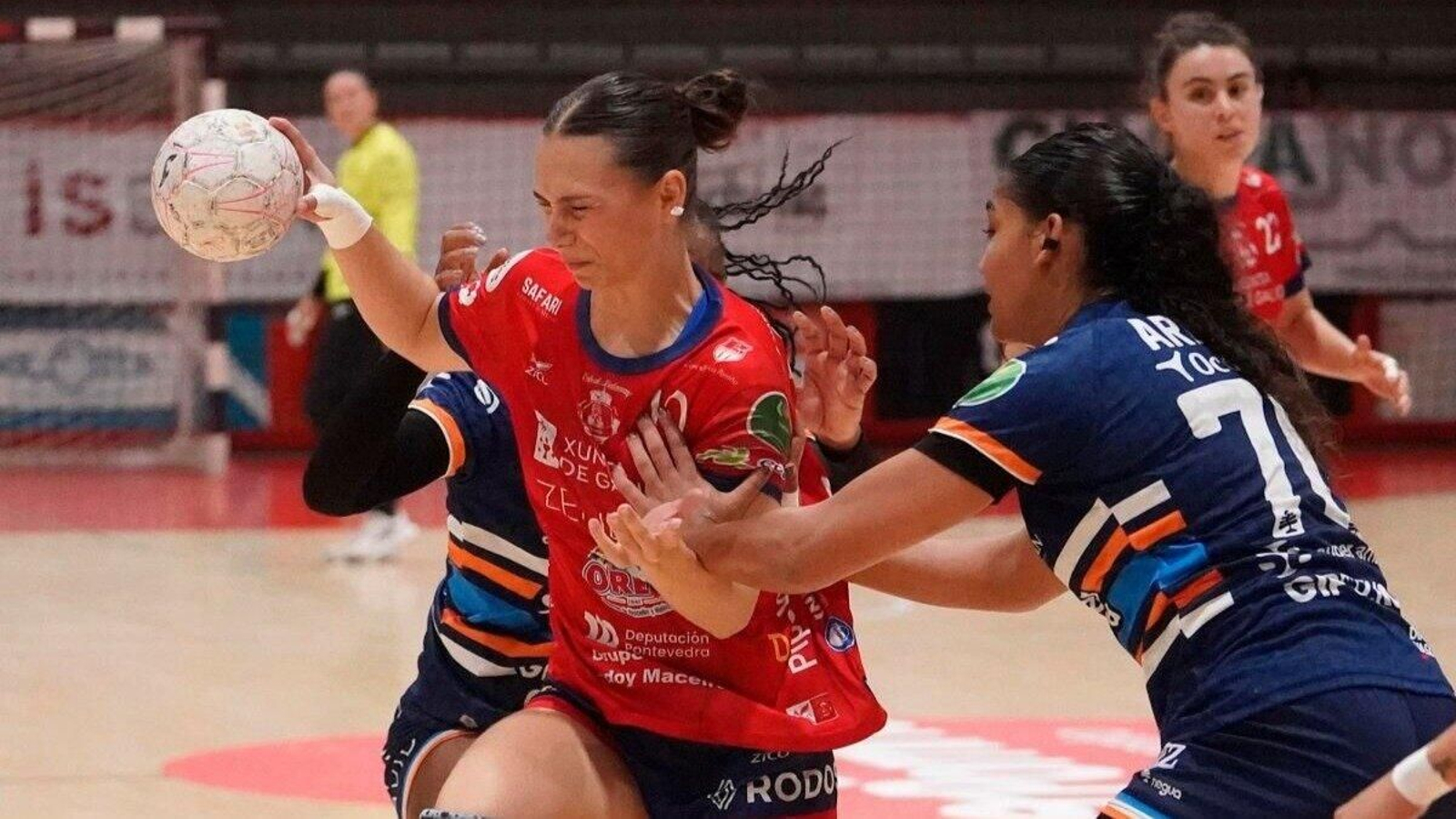 Malena Valles trata de pasar entre dos defensoras del Bera Bera en el partido de ayer disputado en el Municipal de O Porriño.