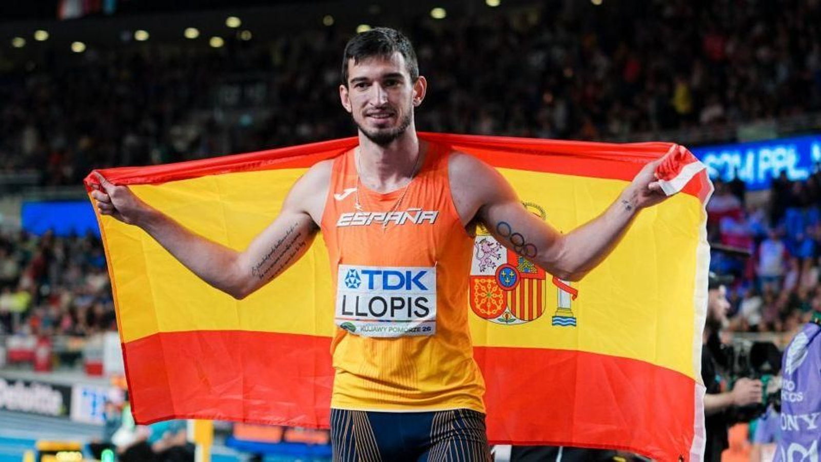 El español Quique Llopis celebra su medalla de plata al finalizar la competición.