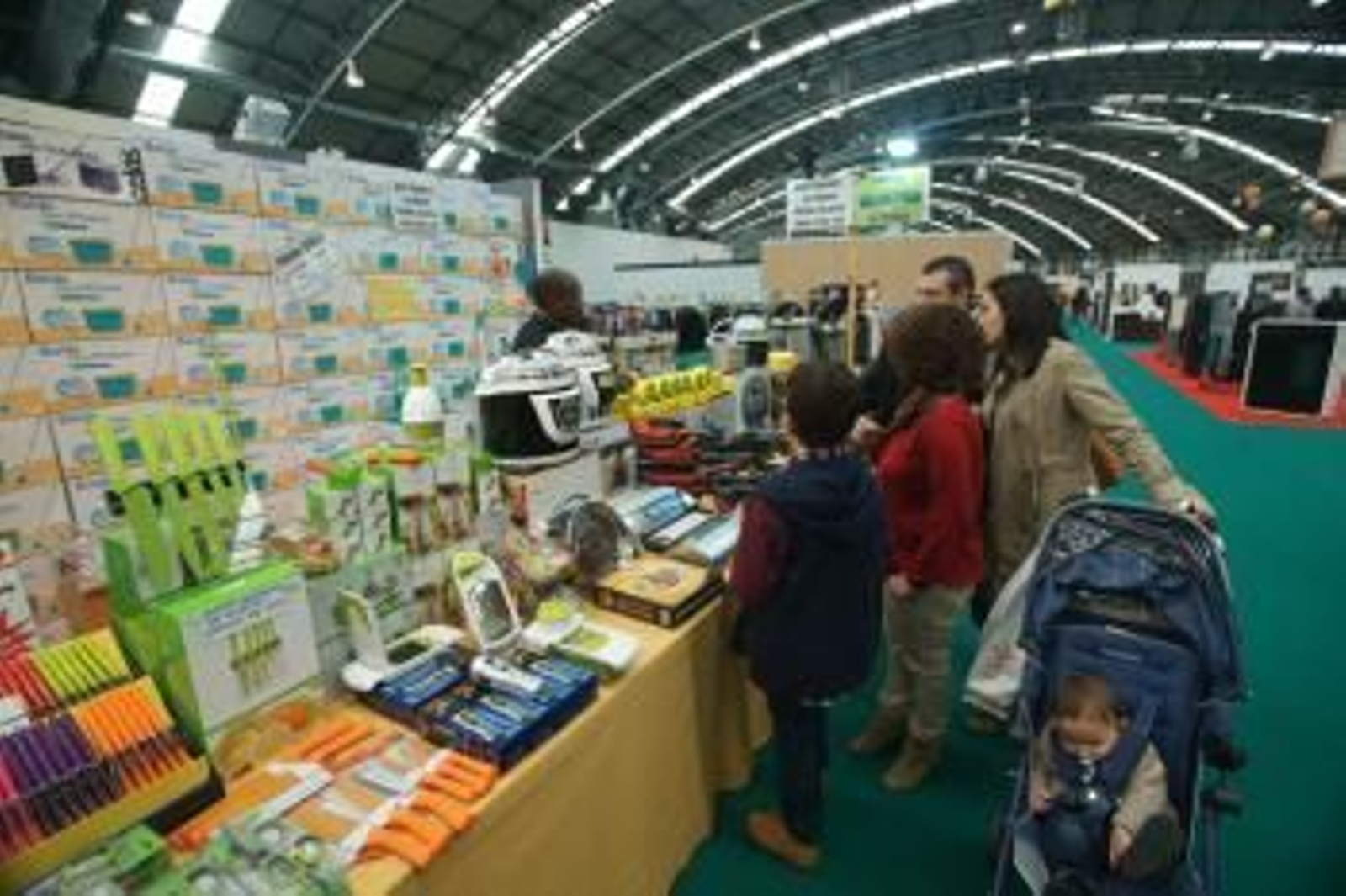 Numerosas personas asistieron ayer al recinto ferial de Vigo para visitar una nueva feria multisectorial nacida  en la ciudad.
