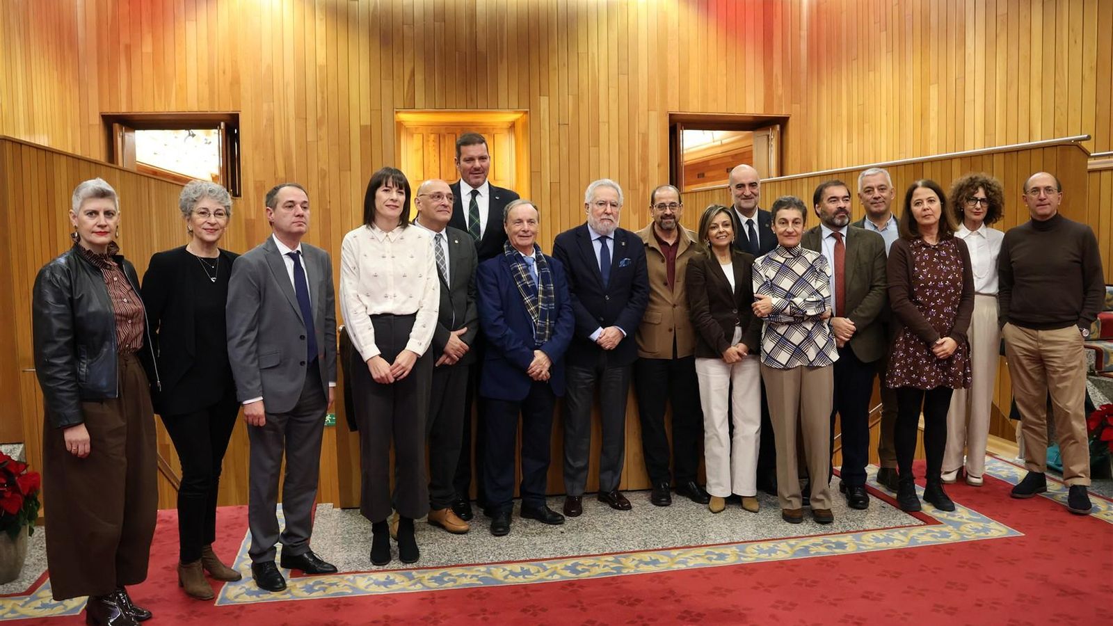 Declaración del año 2026 como Ano Oteriano. Miguel Santalices, presidente del Parlamento de Galicia, y  el conselleiro de Cultura, Lengua y Juventud, José López Campos, tras la lectura de la declaración institucional.