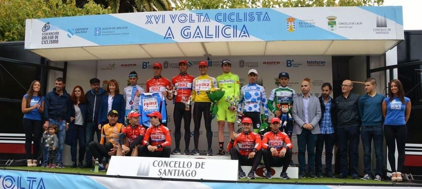 Foto de familia en el podio final de la Volta a Galicia, en el que fue homenajeado Óscar Pereiro.