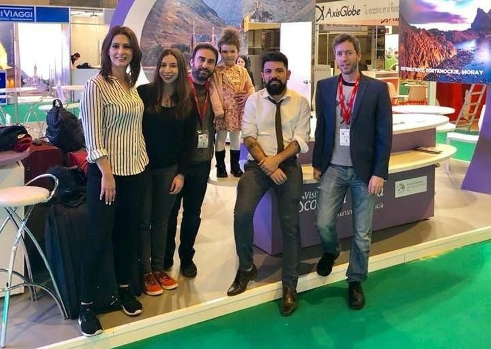 Vicente Figueroa (con una niña) y Jaime Imbernón (derecha), presentaron su empresa en la Feria Internacional de Turismo (Fitur).