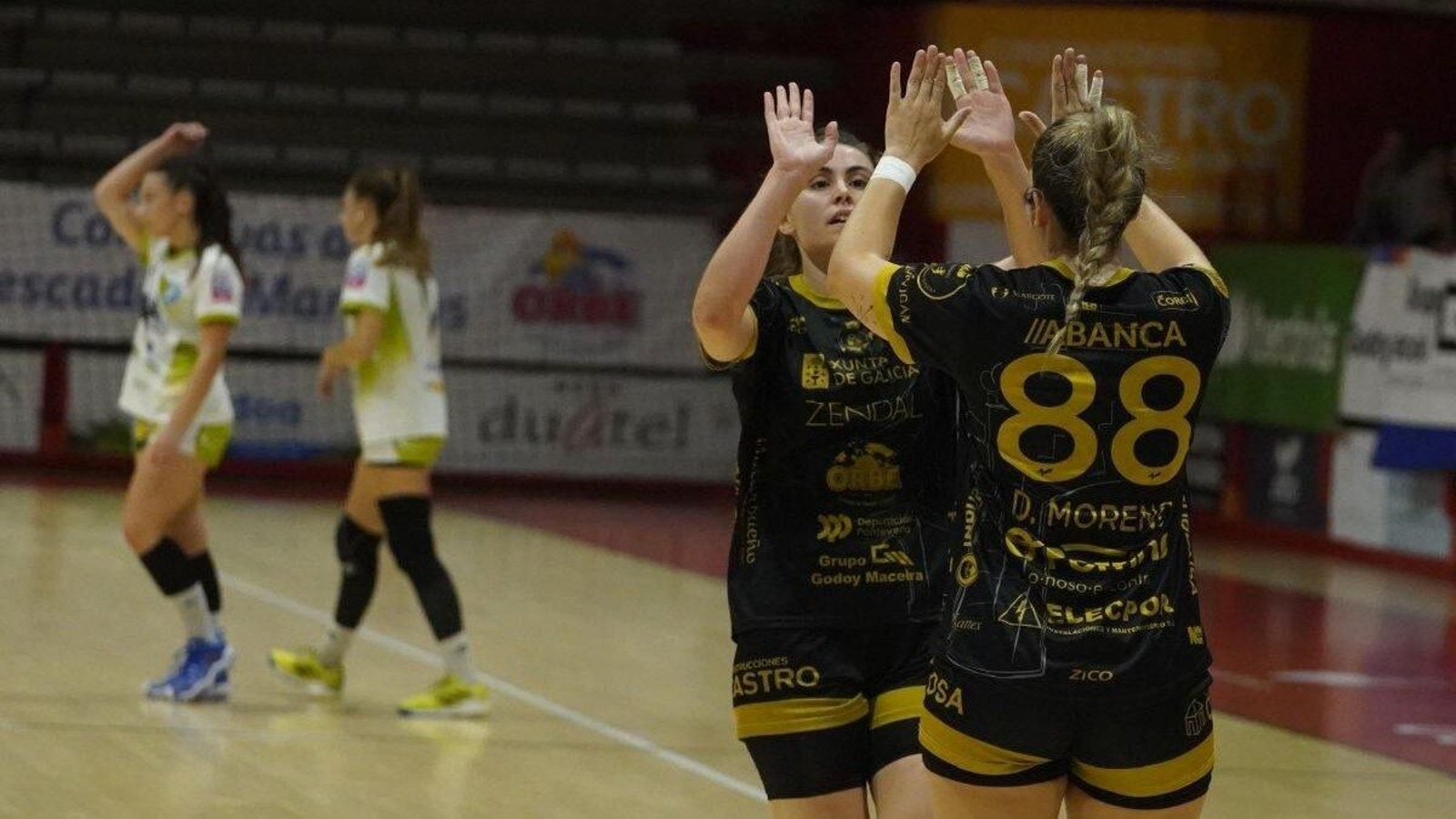 Dani Moreno y Paulina Bufron se saludan en la anterior ronda europea, ante el Brixen en Porriño.