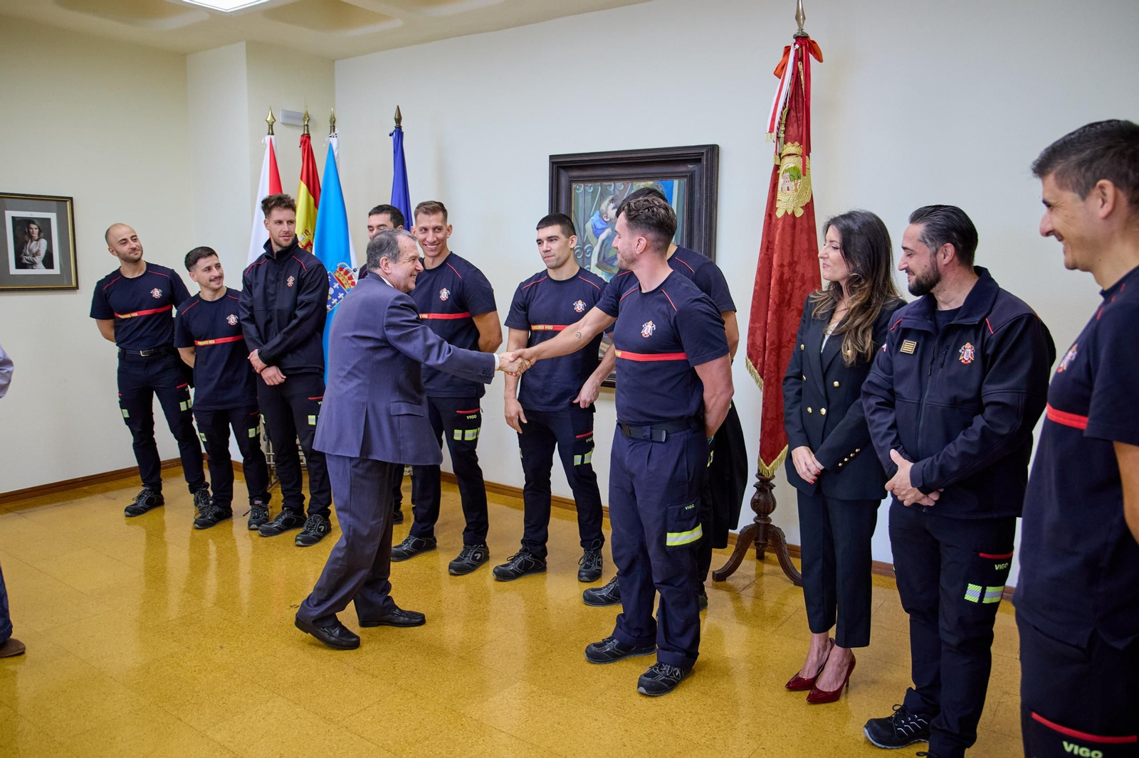 El alcalde Abel Caballero saludó ayer a los efectivos que se incorporaron al cuerpo de Bomberos.