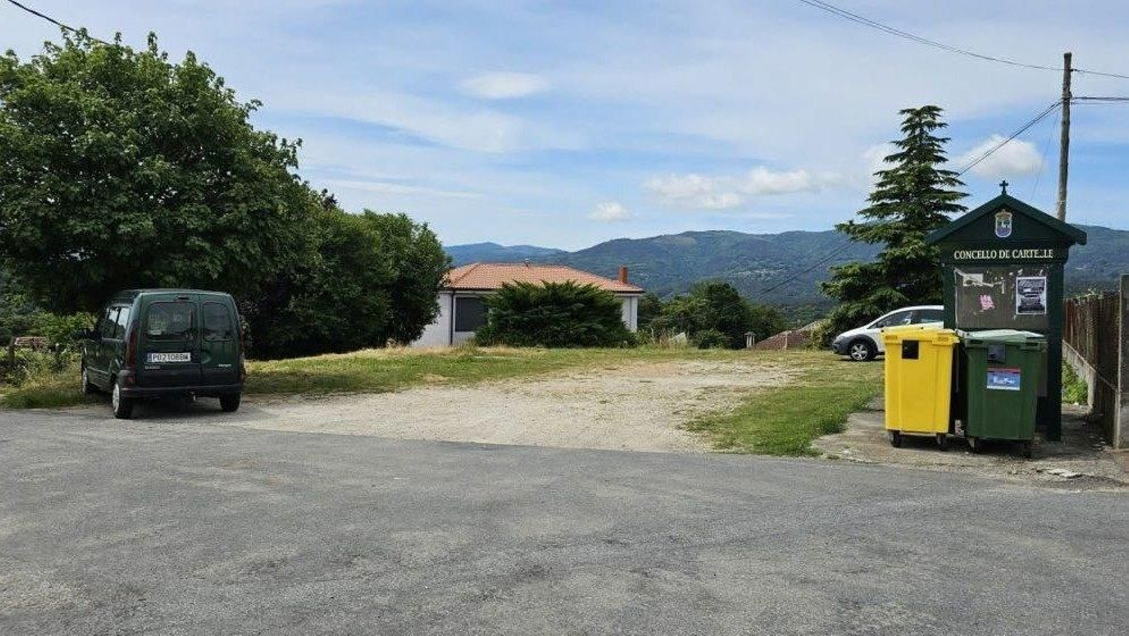 Espazo da praza de Picoutiños, en Cartelle.