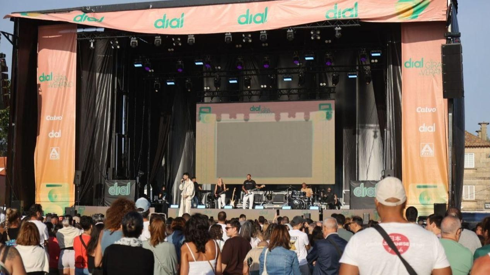 El escenario de Dial llevó la música hasta el arenal vigués, comenzando su gira en Vigo.