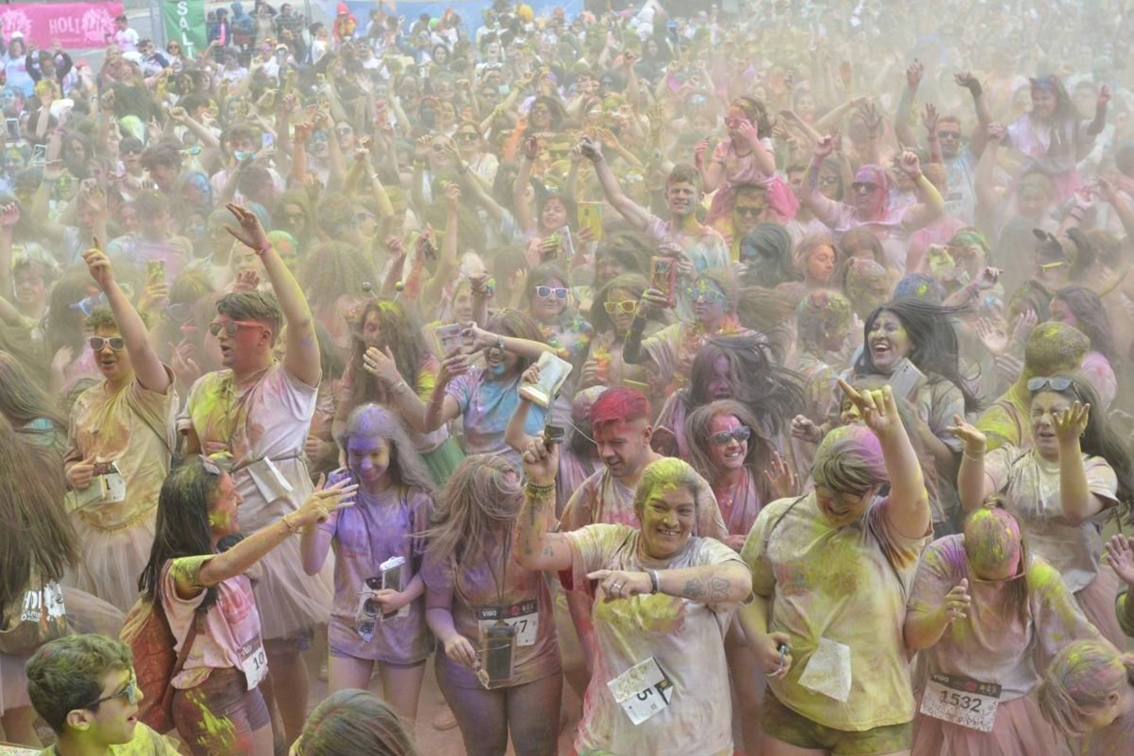 Fiesta de color ayer en Samil.