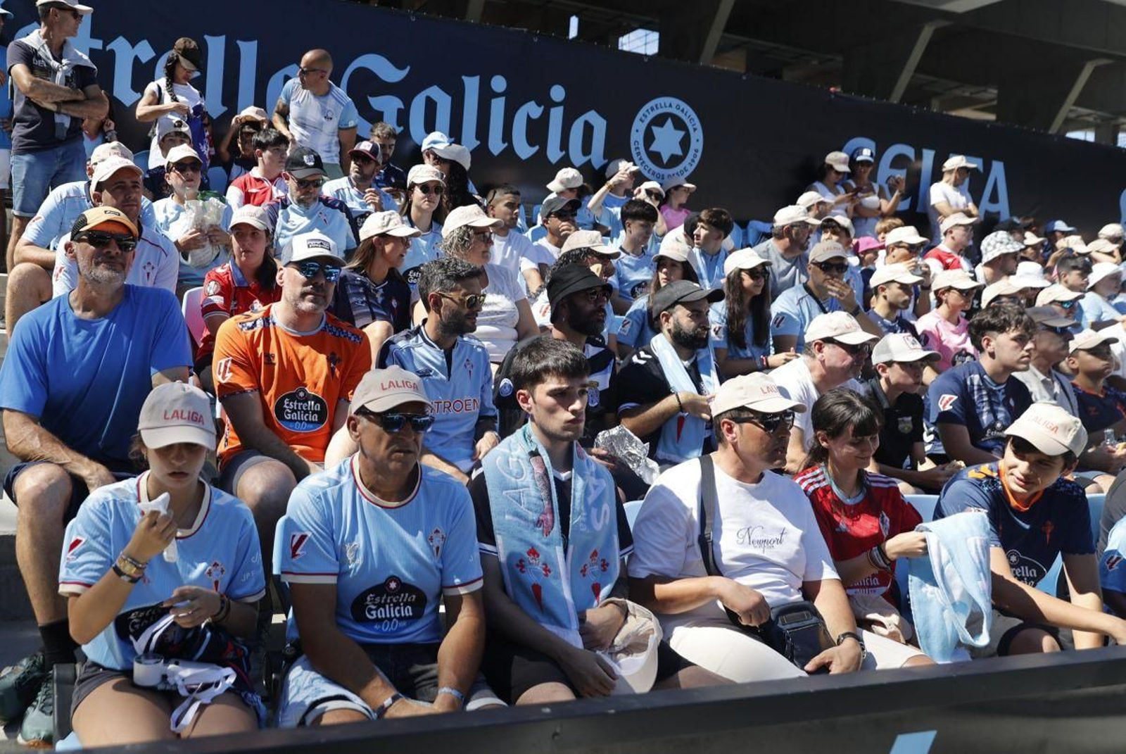 Las gorras abundaron en las gradas de Balaídos para protegerse del sofocante calor.