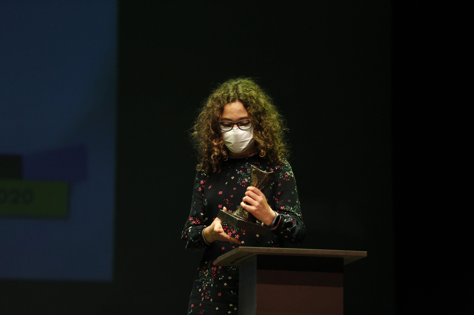Pungín, con el trofeo +Deporte en el escenario  del  Auditorio Municipal de Ourense (XESÚS FARIÑAS).