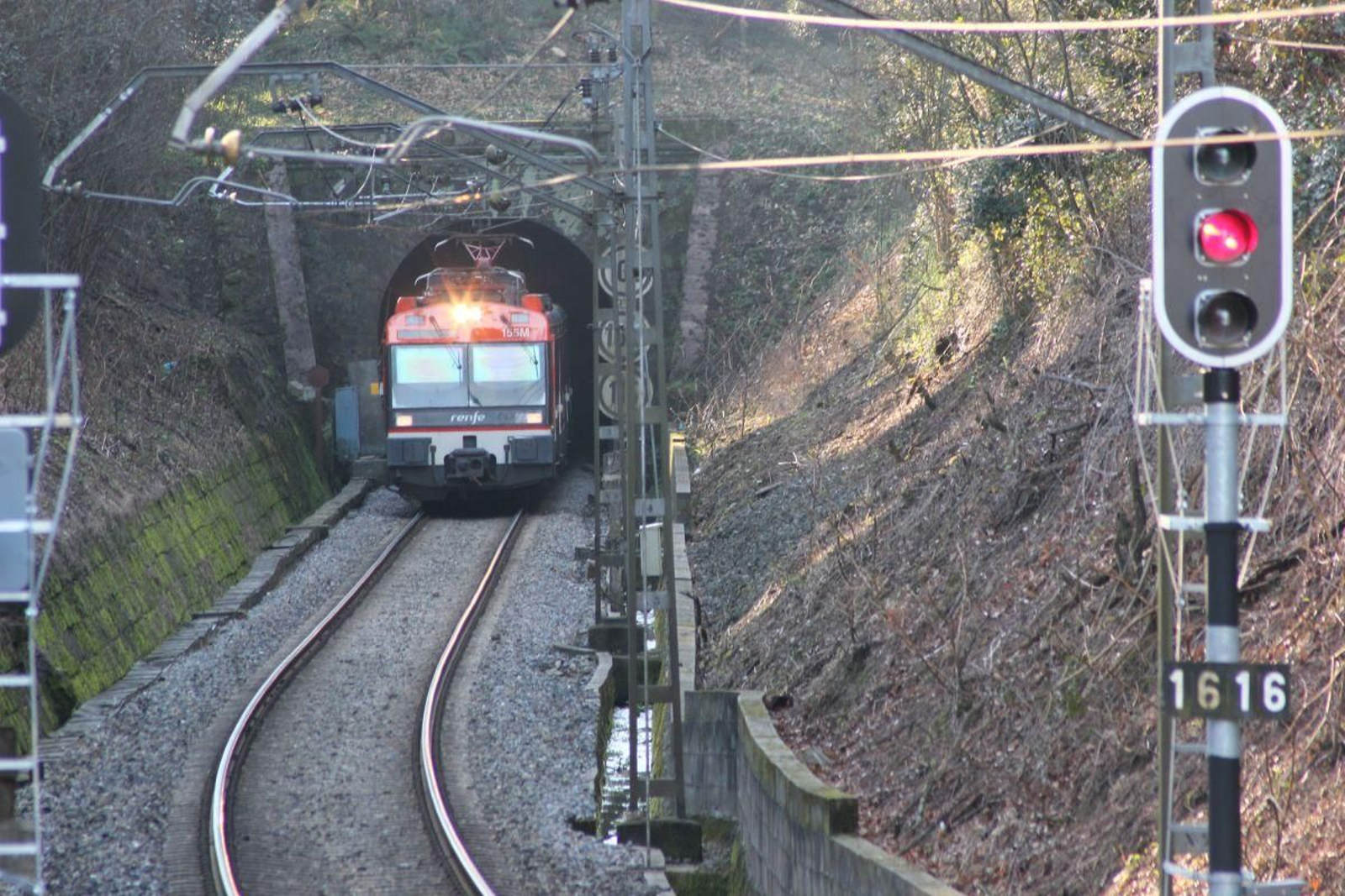 El único Regional exprés que une Ourense y Vigo saliendo del túnel de Os Valos.