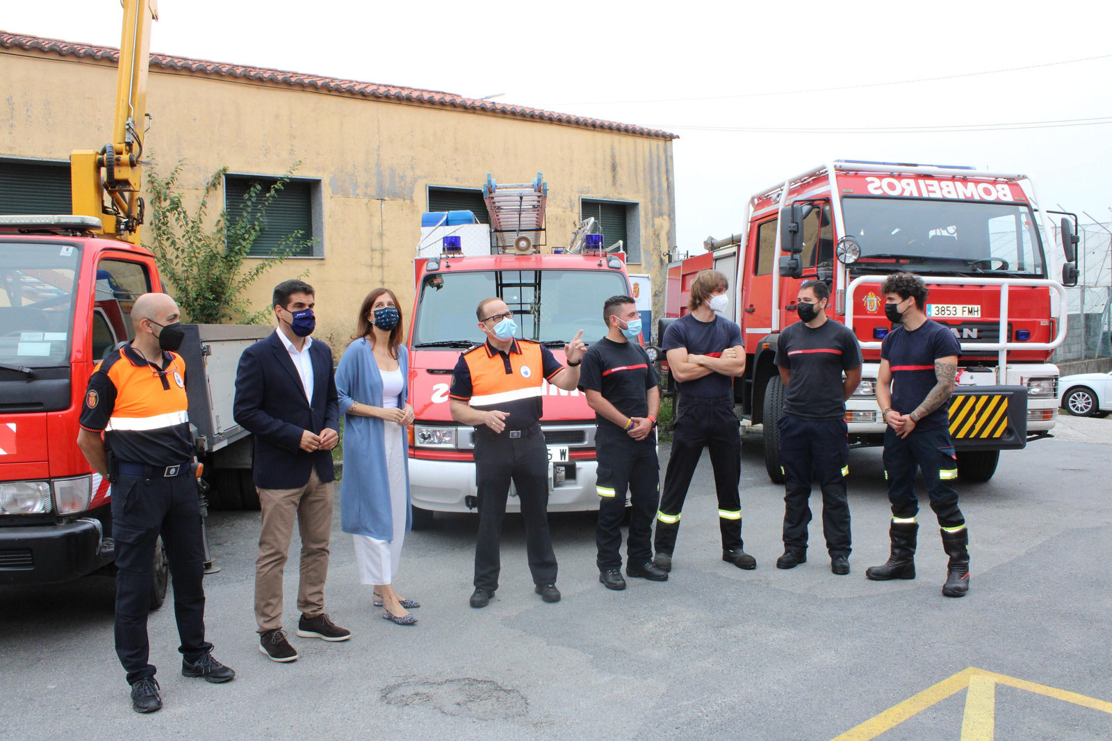 Natalia Prieto xunto a Gabriel Alén, Rubén Quintas e efectivos de emerxencias.