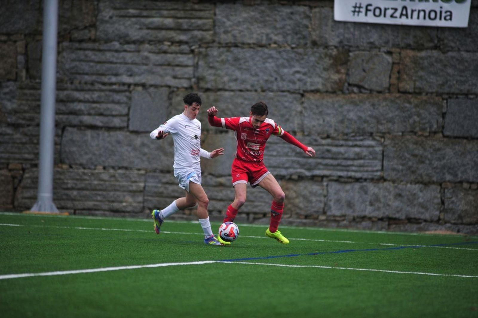 Raúl Gallego, delantero del Arnoia, durante una acción en el duelo ante el Atios.