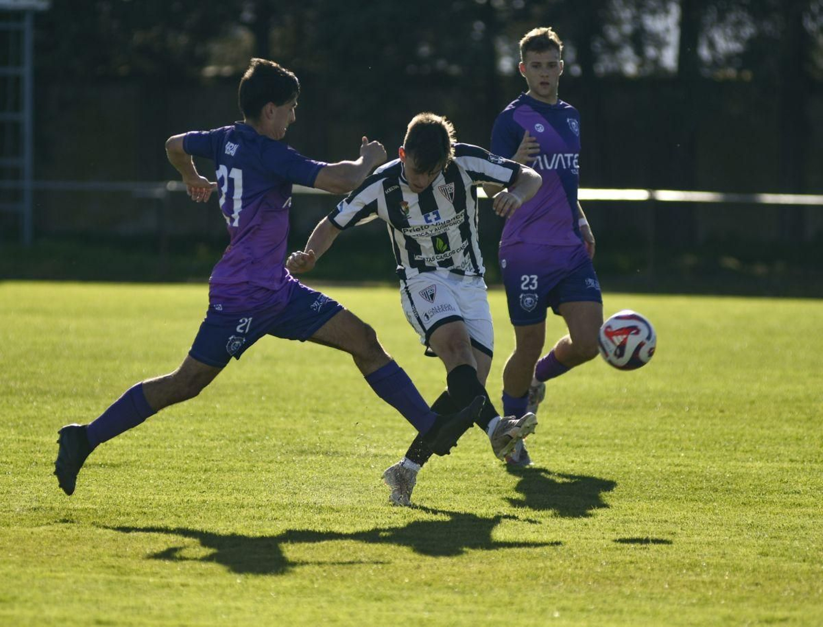 El antelano Javi Pérez despeja el balón ante Ibai e Israel, del Sporting Carballiño.